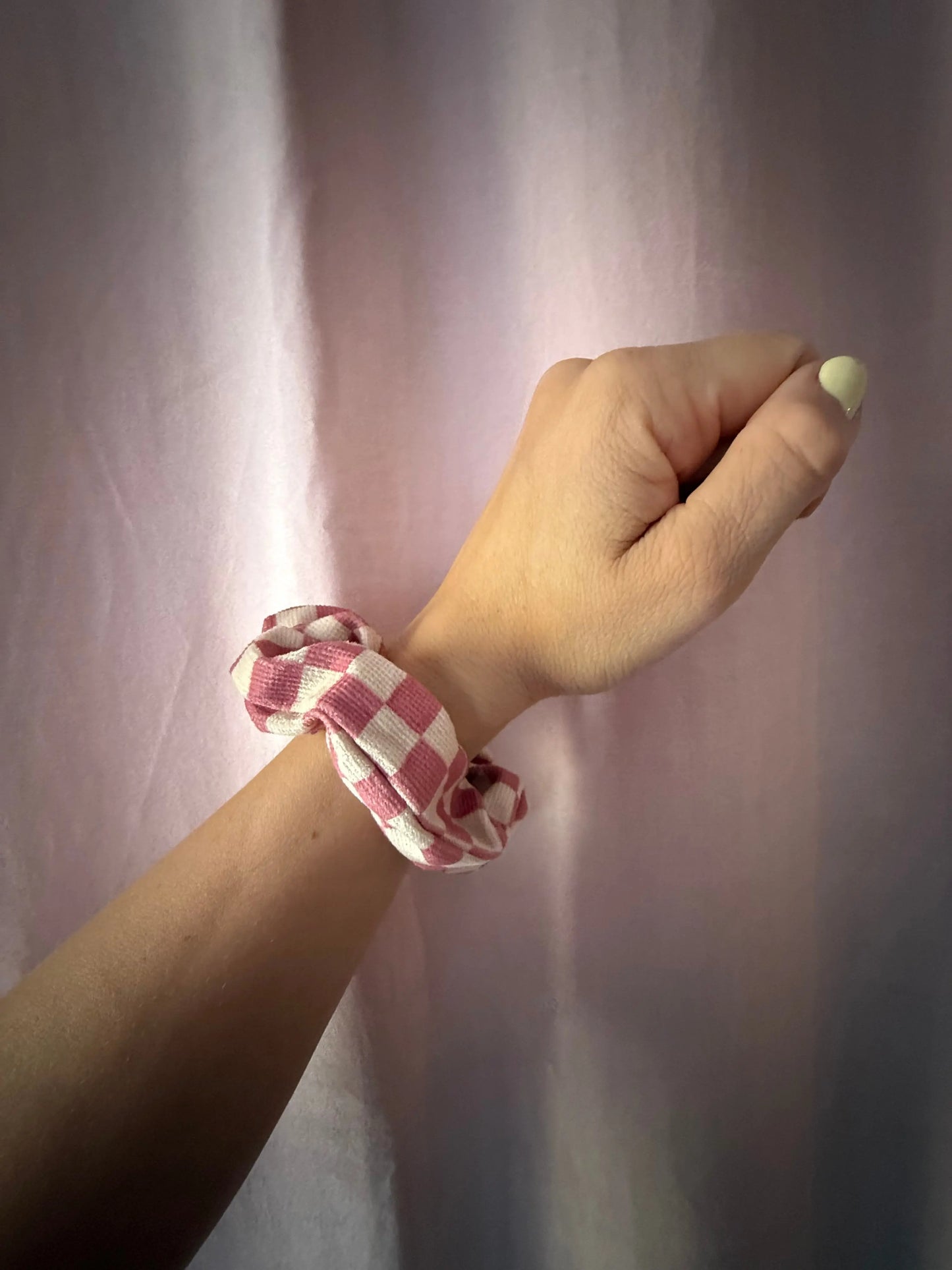 Kariertes Scrunchie Rosa - Süßer Haargummi im Karo-Muster Mein Shop