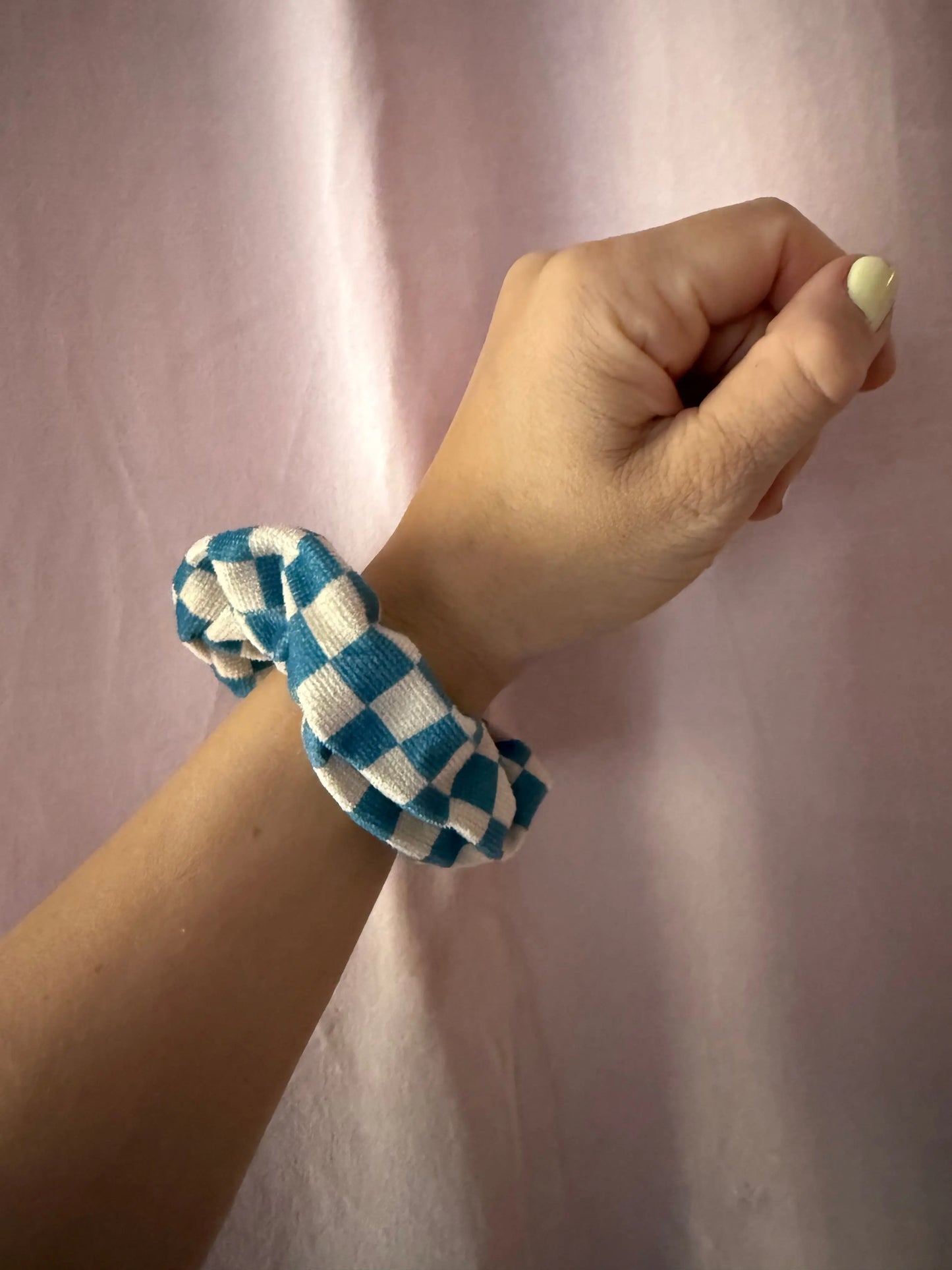 Kariertes Scrunchie Blau - Klassischer Haargummi im Karo-Muster Mein Shop