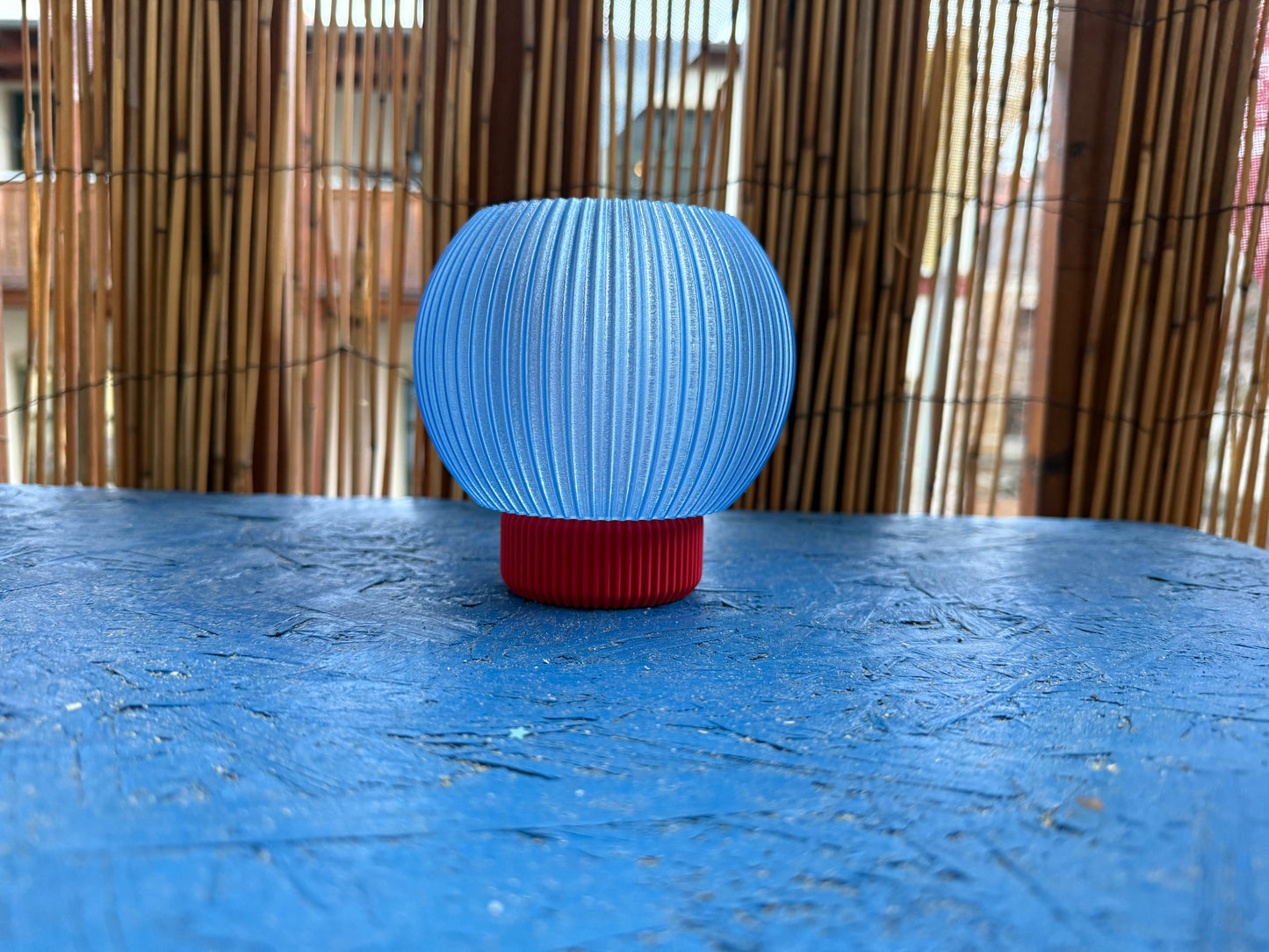 3D-gedruckte LED Lampe – Blauer runder Schirm & roter Fuß | Moderne Ambient-Lampe WichtigeDinge