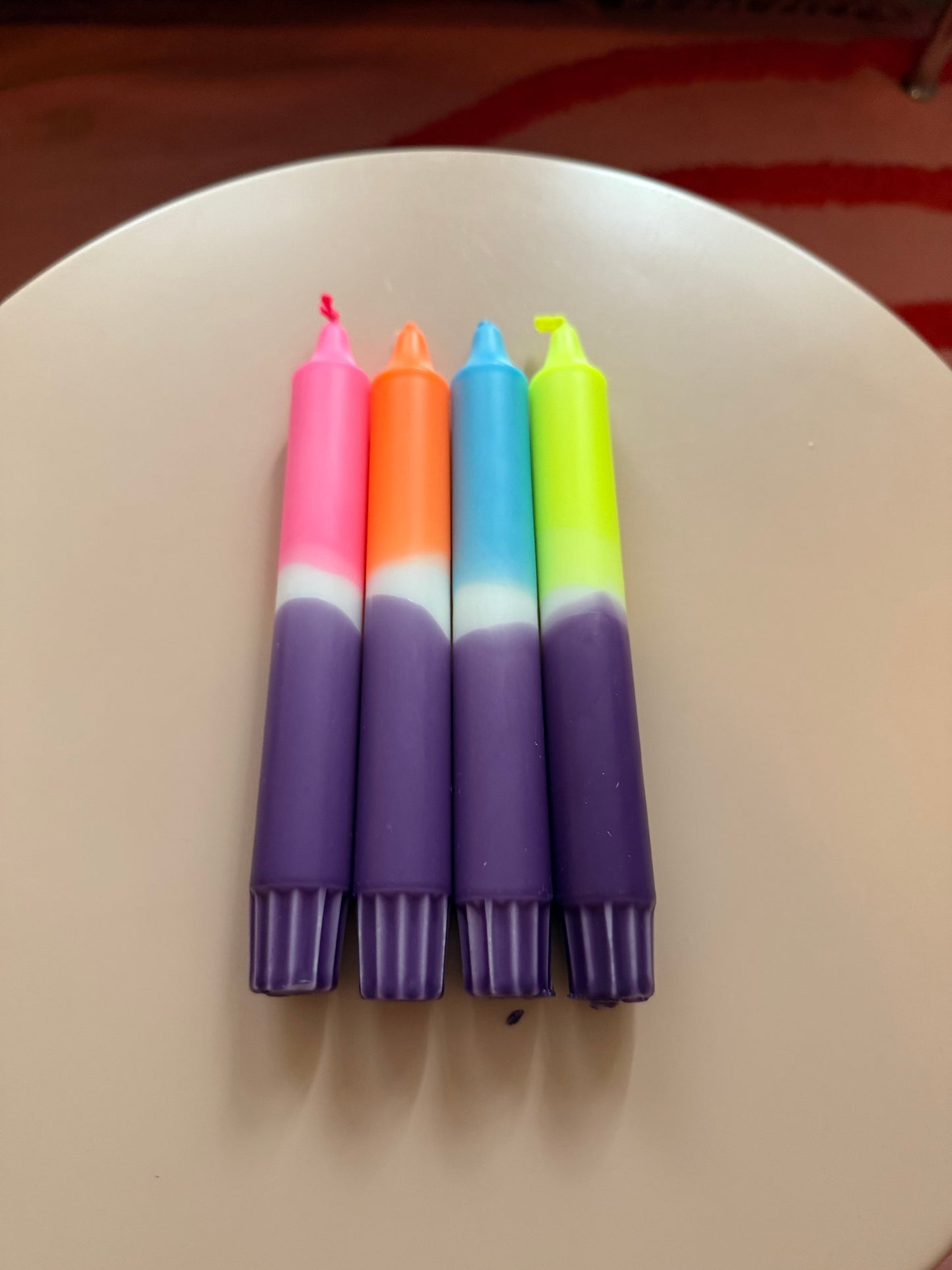 Neon Dip Dye Kerzen 4er Set Lila - Handgefärbt Premium Dekoration WichtigeDinge