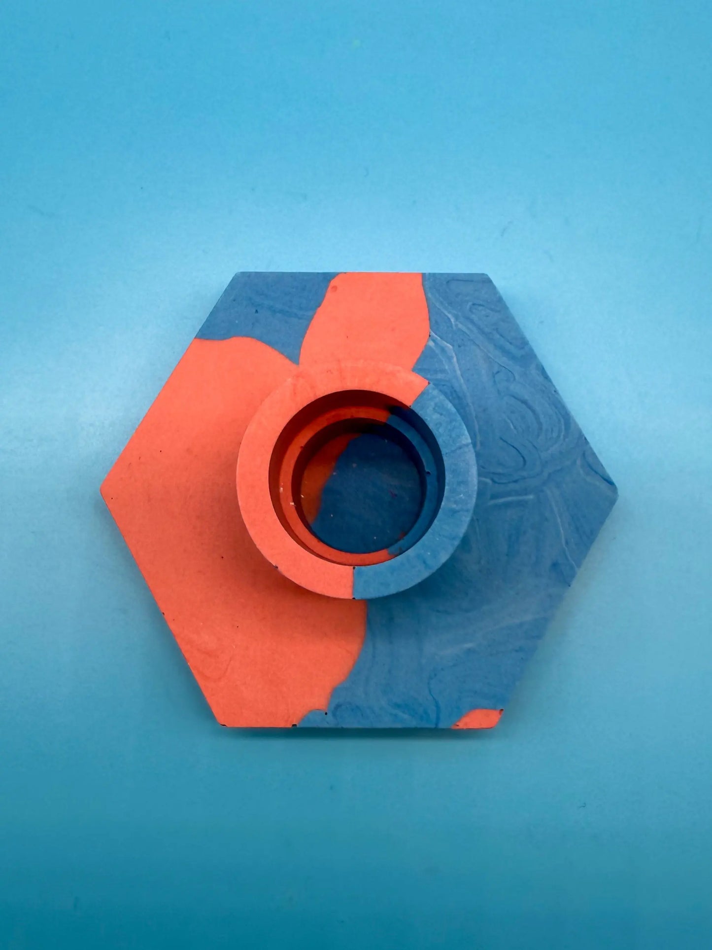 Handgemachte Jesmonite Kerzenständer Hexagon - Knalliges Rot und Blau Mein Shop