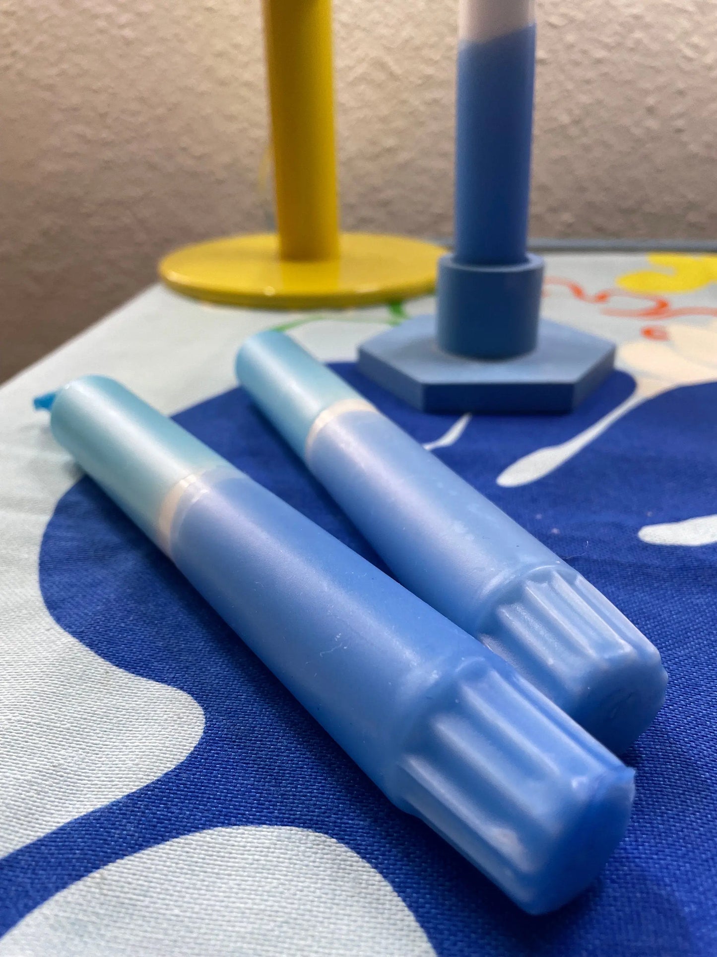 Handgefertigte Dip Dye Kerzen in maritimen Blautönen - Hellblau und dunkelblau - perfekte Deko Mein Shop
