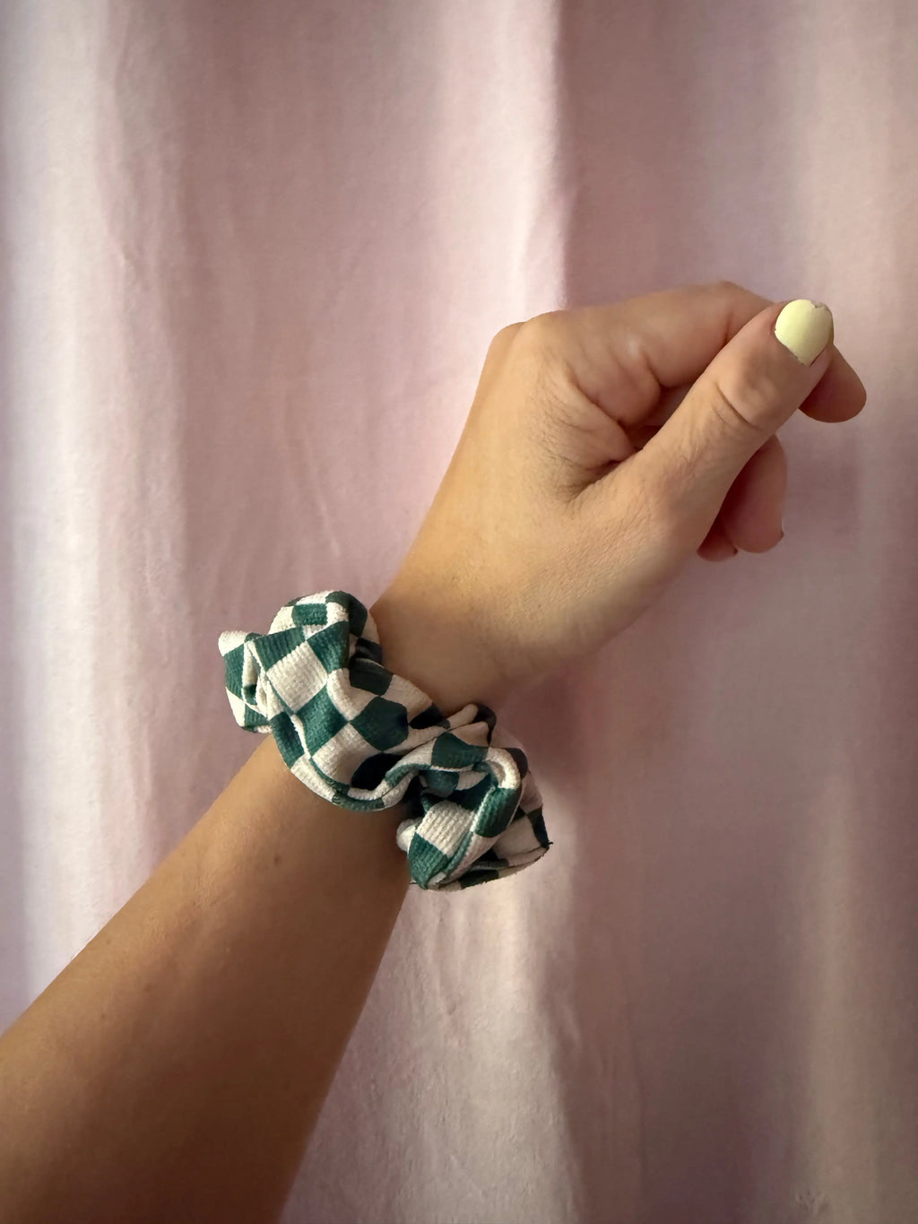 Kariertes Scrunchie Grün - Frischer Haargummi im Karo-Muster Mein Shop