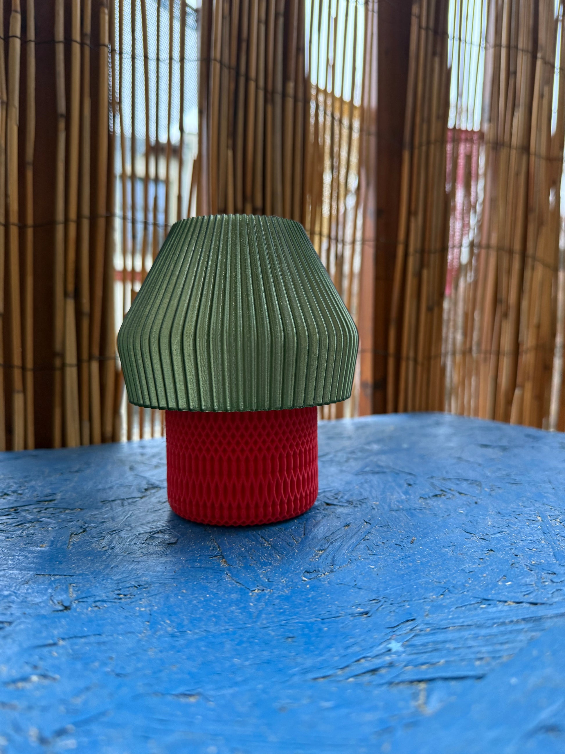 3D-gedruckte LED Teelicht Lampe – Olivgrüner spitzer Schirm & roter Fuß WichtigeDinge