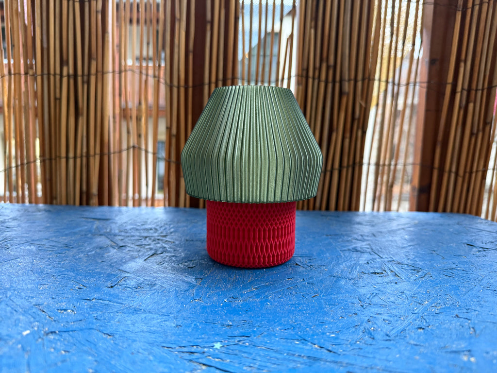 3D-gedruckte LED Teelicht Lampe – Olivgrüner spitzer Schirm & roter Fuß WichtigeDinge
