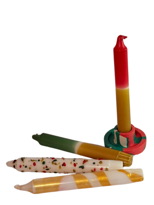 Dip Dye Stabkerzen in Rot, Grün und Gold mit Kerzenständer aus dem Geschenkset Weihnachten