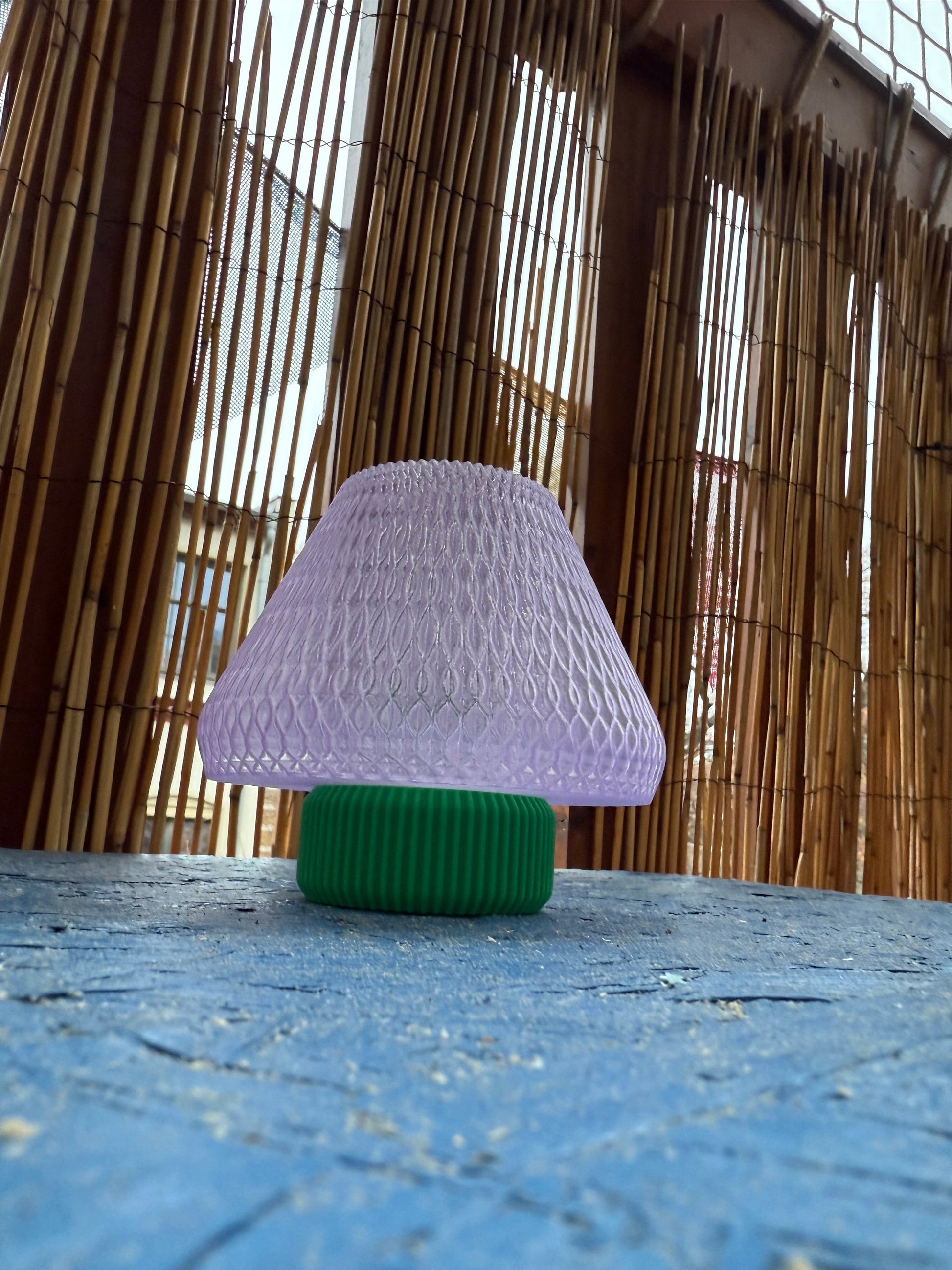 3D-gedruckte LED Teelicht Lampe – Lila spitzer Schirm & grüner Fuß WichtigeDinge