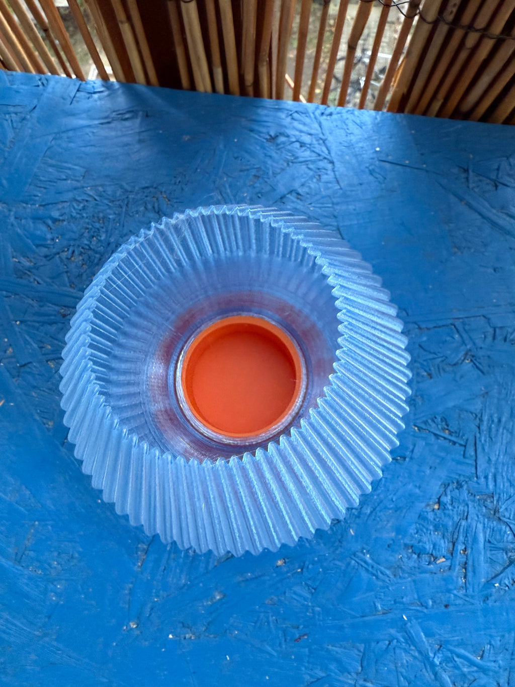 3D-gedruckte LED Lampe – Blauer Schirm & roter Fuß | Moderne Ambient-Lampe WichtigeDinge