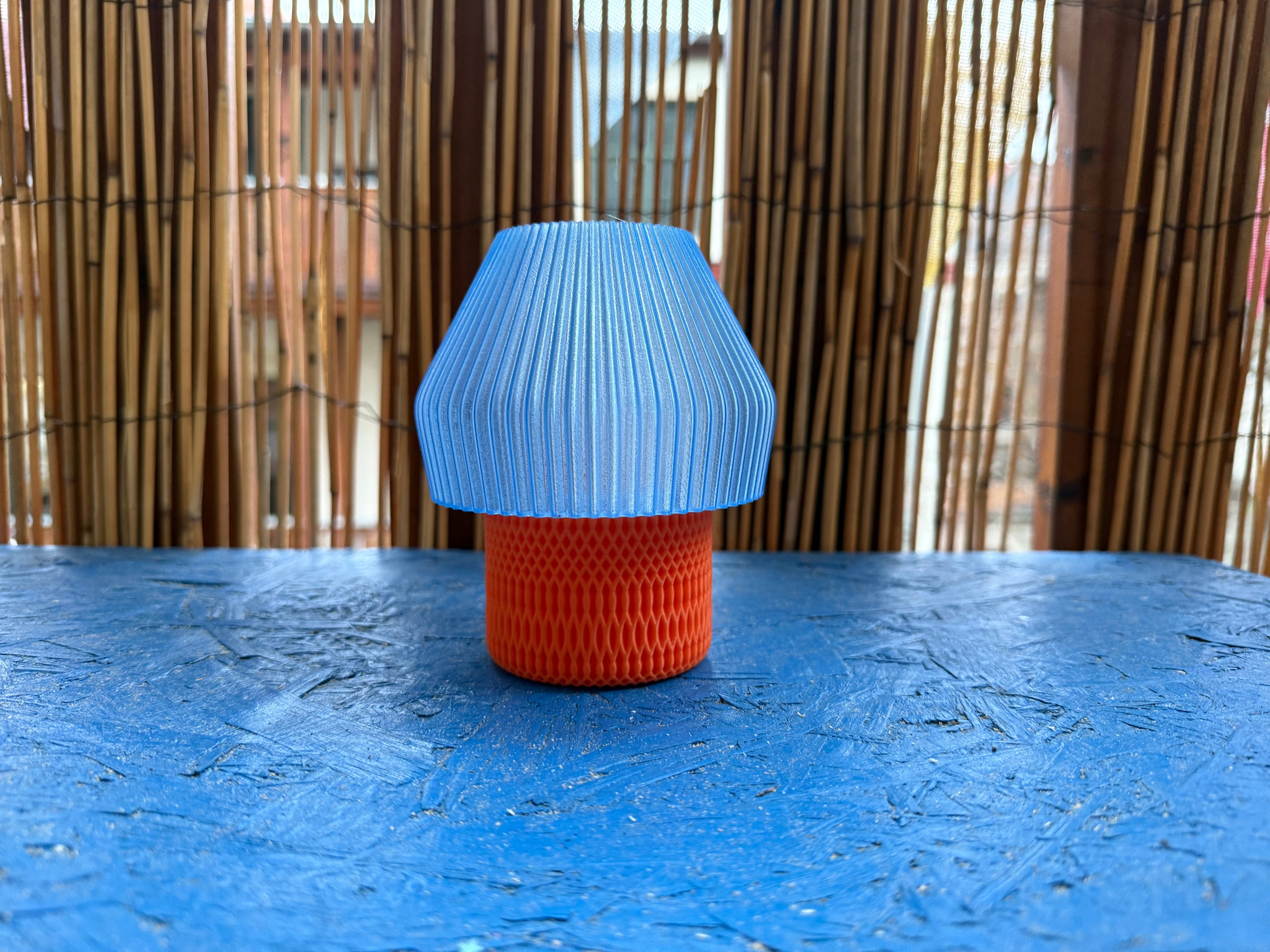 3D-gedruckte LED Lampe – Blauer Schirm & roter Fuß | Moderne Ambient-Lampe WichtigeDinge