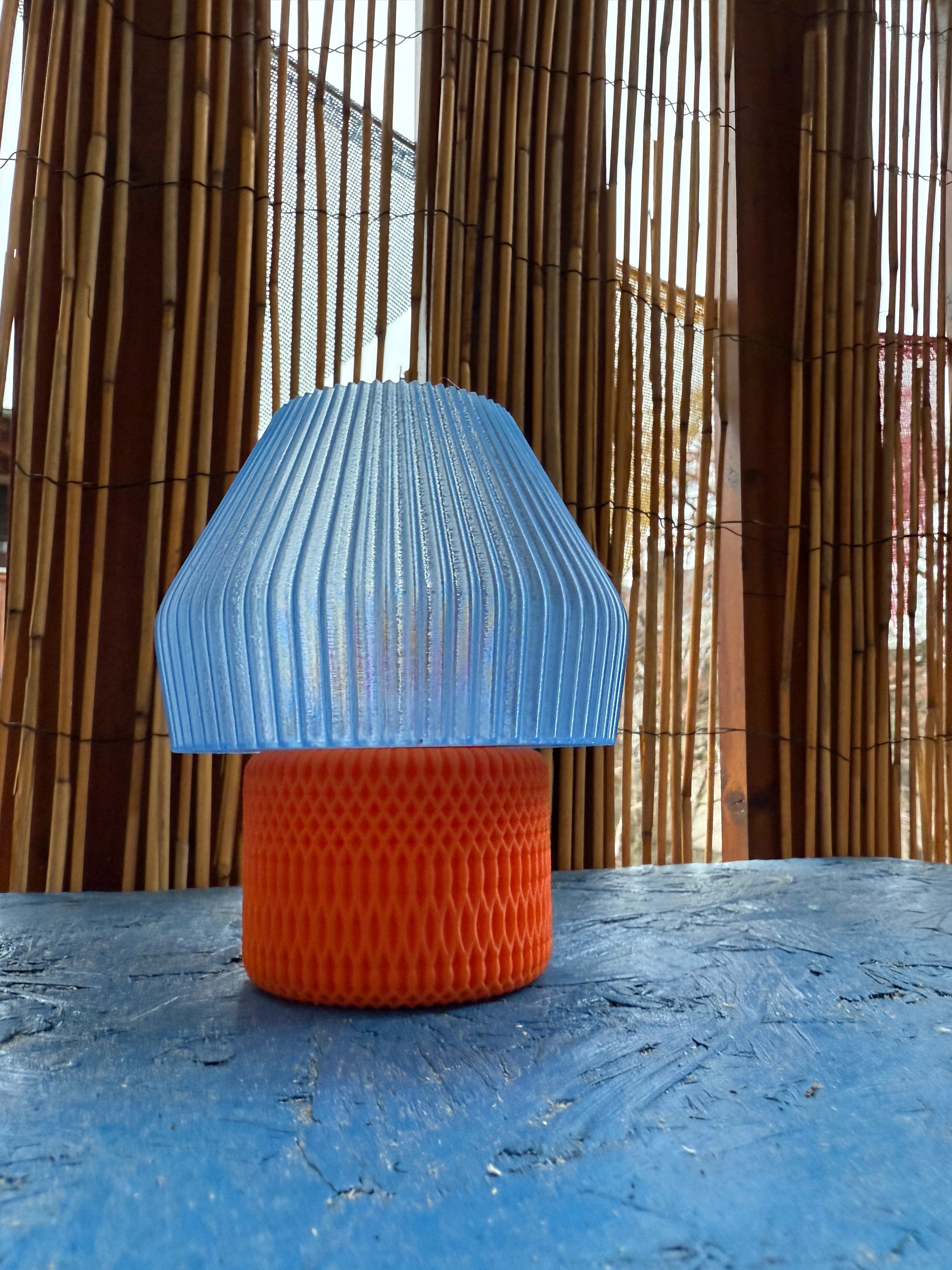 3D-gedruckte LED Lampe – Blauer Schirm & roter Fuß | Moderne Ambient-Lampe WichtigeDinge