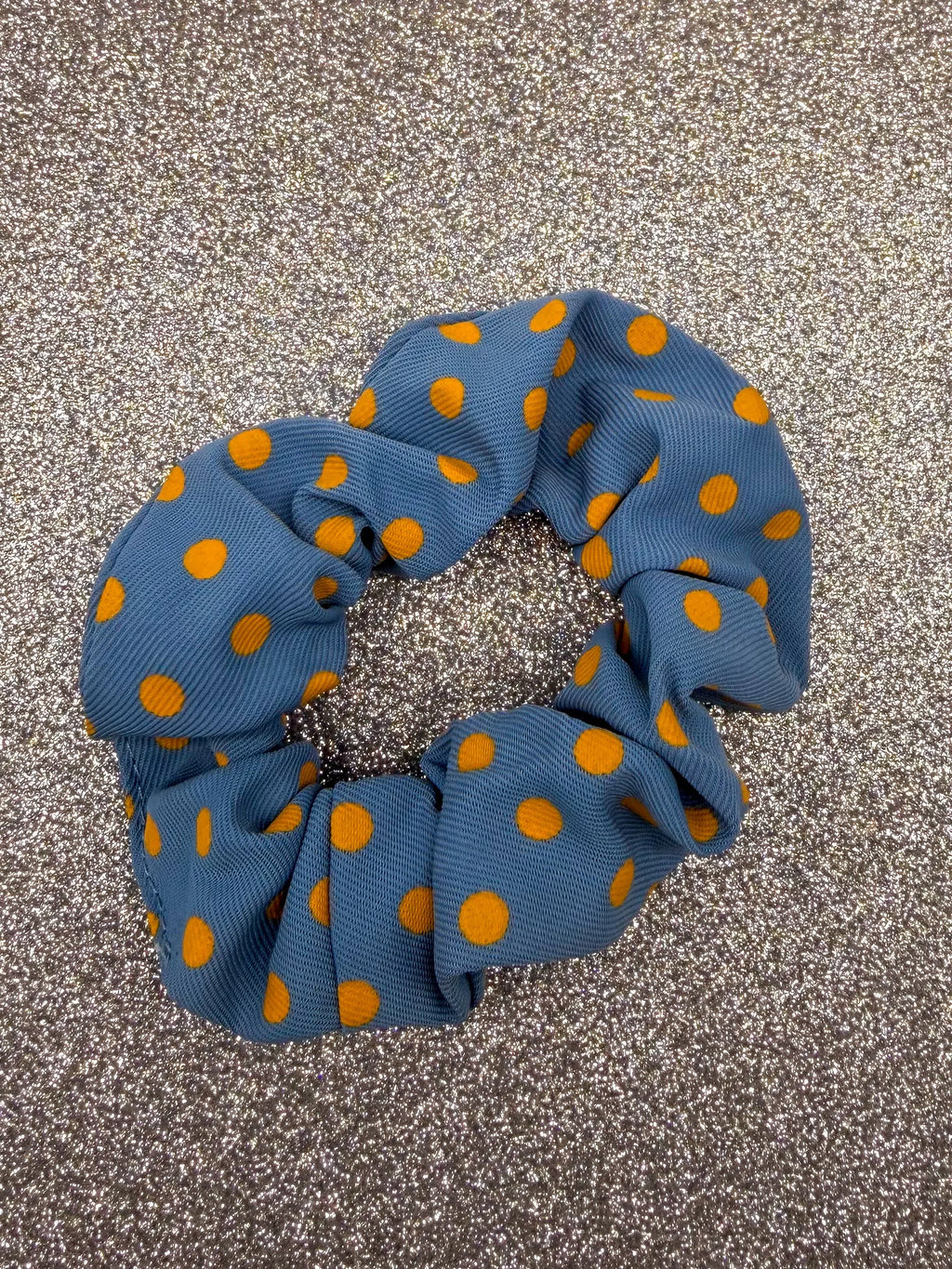 Scrunchie Blau mit Gelben Punkten – gepunktete Haargummi Mein Shop