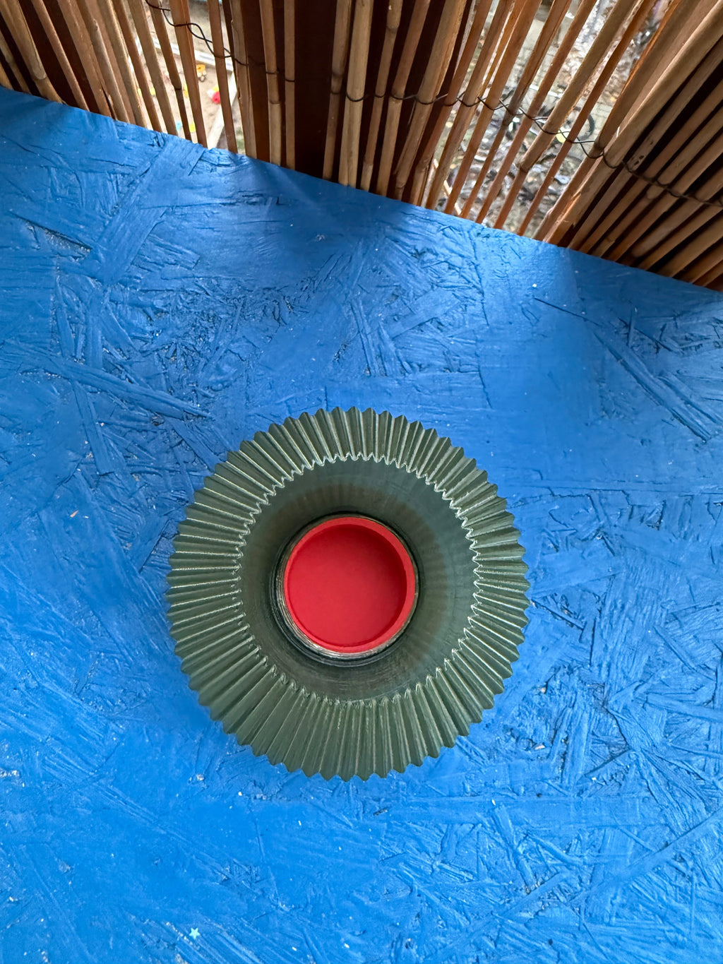 3D-gedruckte LED Teelicht Lampe – Olivgrüner spitzer Schirm & roter Fuß WichtigeDinge