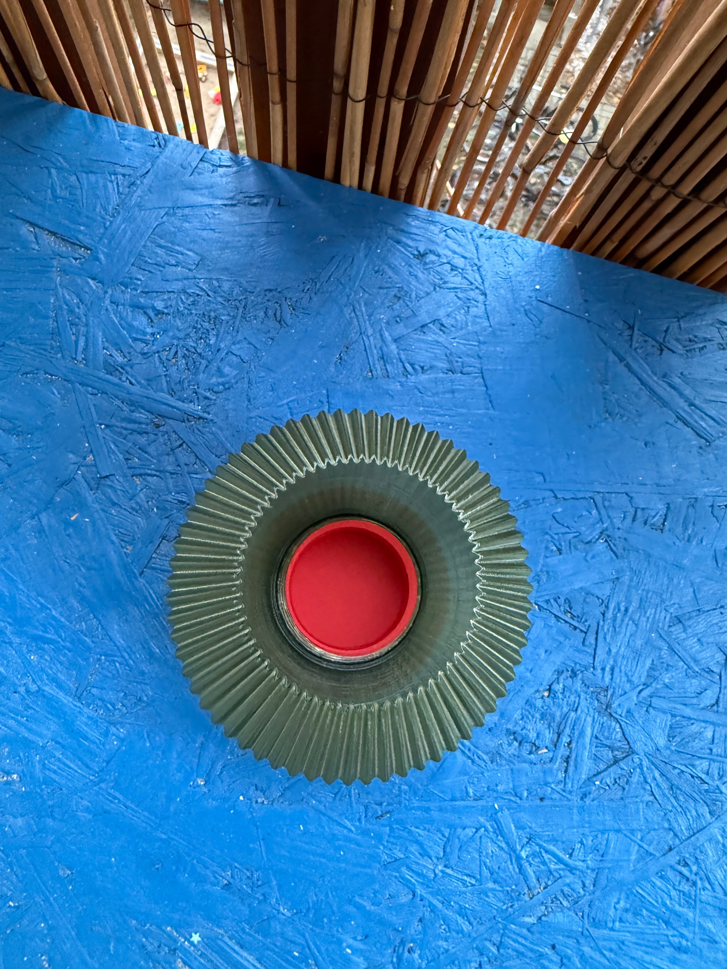 3D-gedruckte LED Teelicht Lampe – Olivgrüner spitzer Schirm & roter Fuß WichtigeDinge