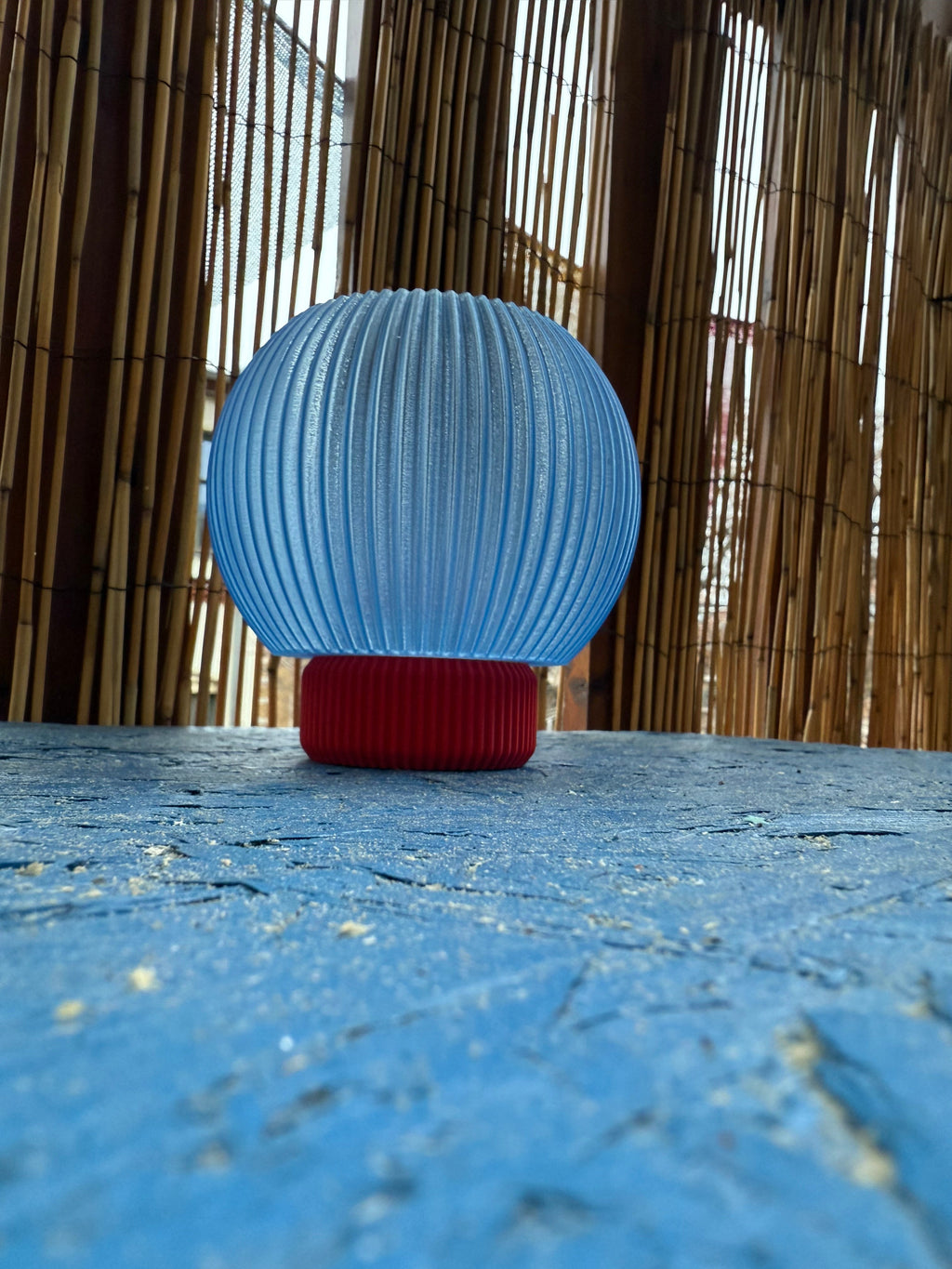 3D-gedruckte LED Lampe – Blauer runder Schirm & roter Fuß | Moderne Ambient-Lampe WichtigeDinge