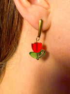 Ohrring in roter Blumenform WichtigeDinge