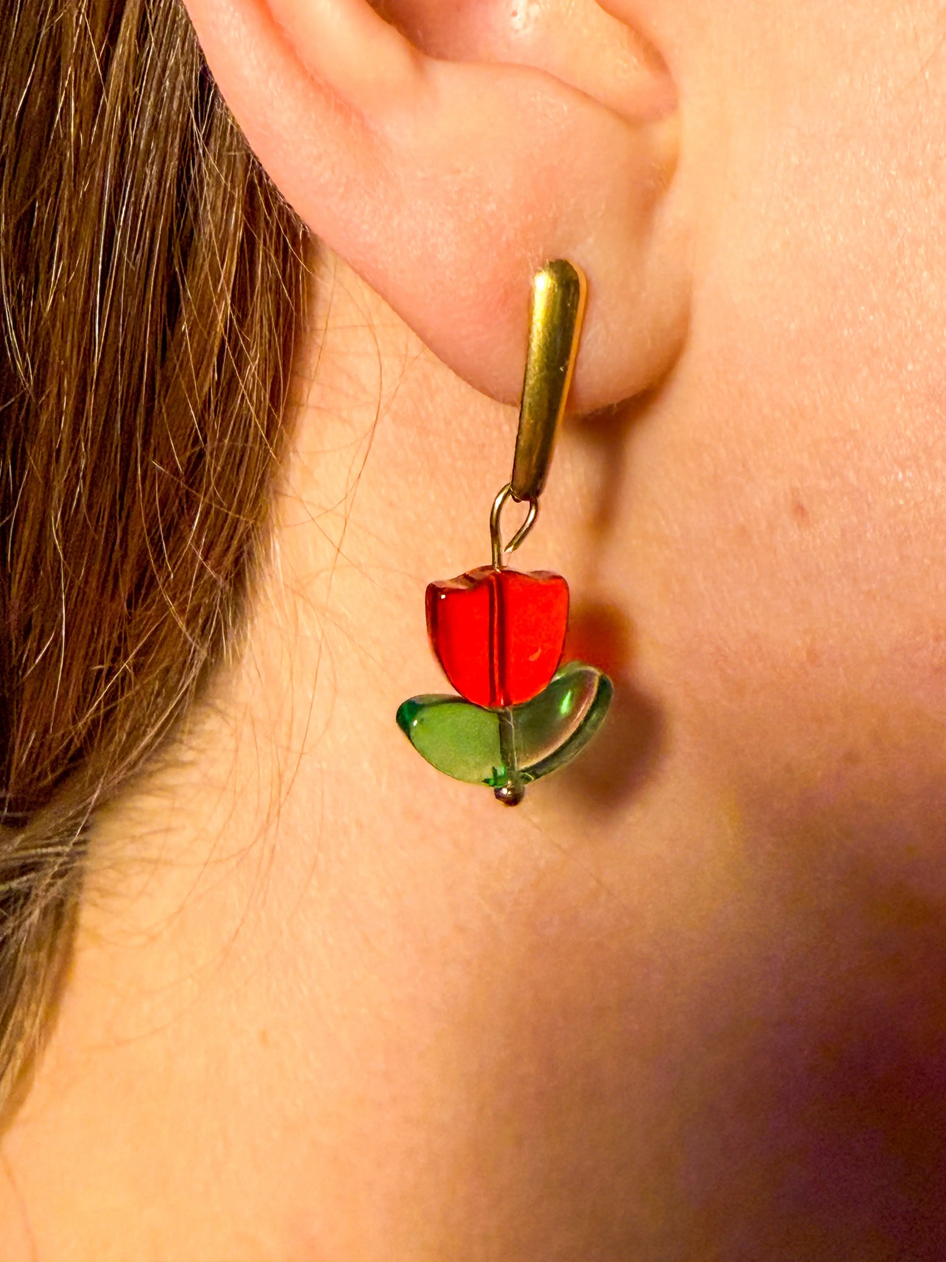Ohrring in roter Blumenform WichtigeDinge
