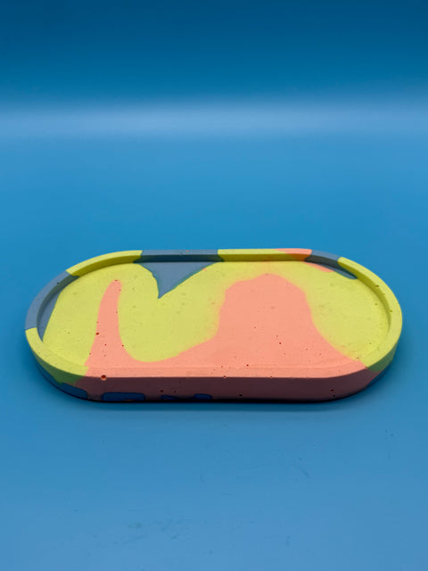 Jesmonite Ablage oval – Neon Schlangenlinie von WichtigeDinge