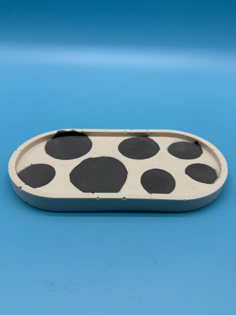 Jesmonite Ablage oval – Kuhfleck Schwarz von WichtigeDinge