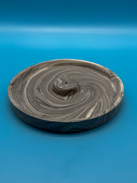 Jesmonite Räucherstäbchenhalter rund – Schwarzer Marble Look von WichtigeDinge