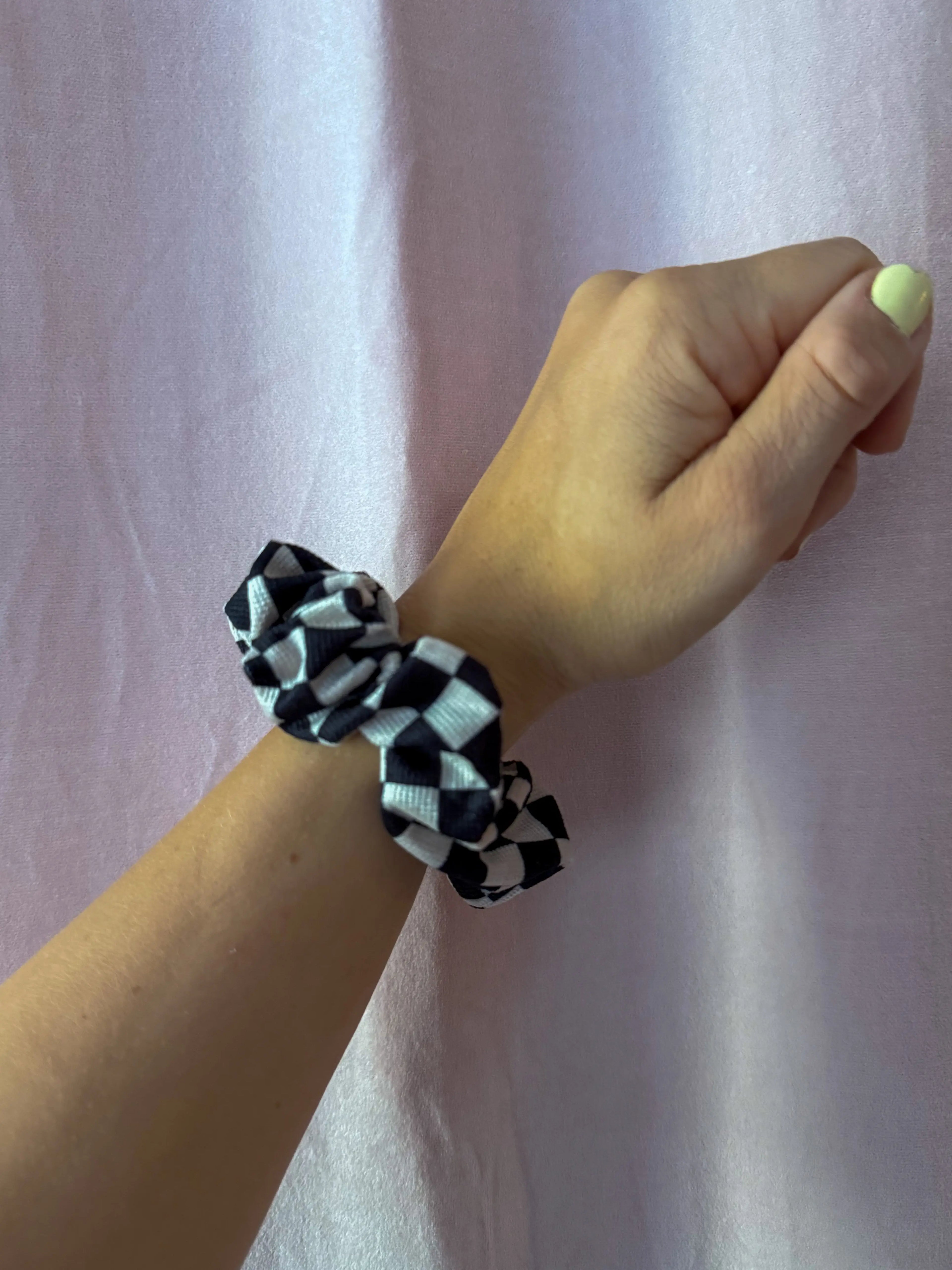 Kariertes Scrunchie Schwarz - Eleganter Haargummi im Karo-Muster Mein Shop