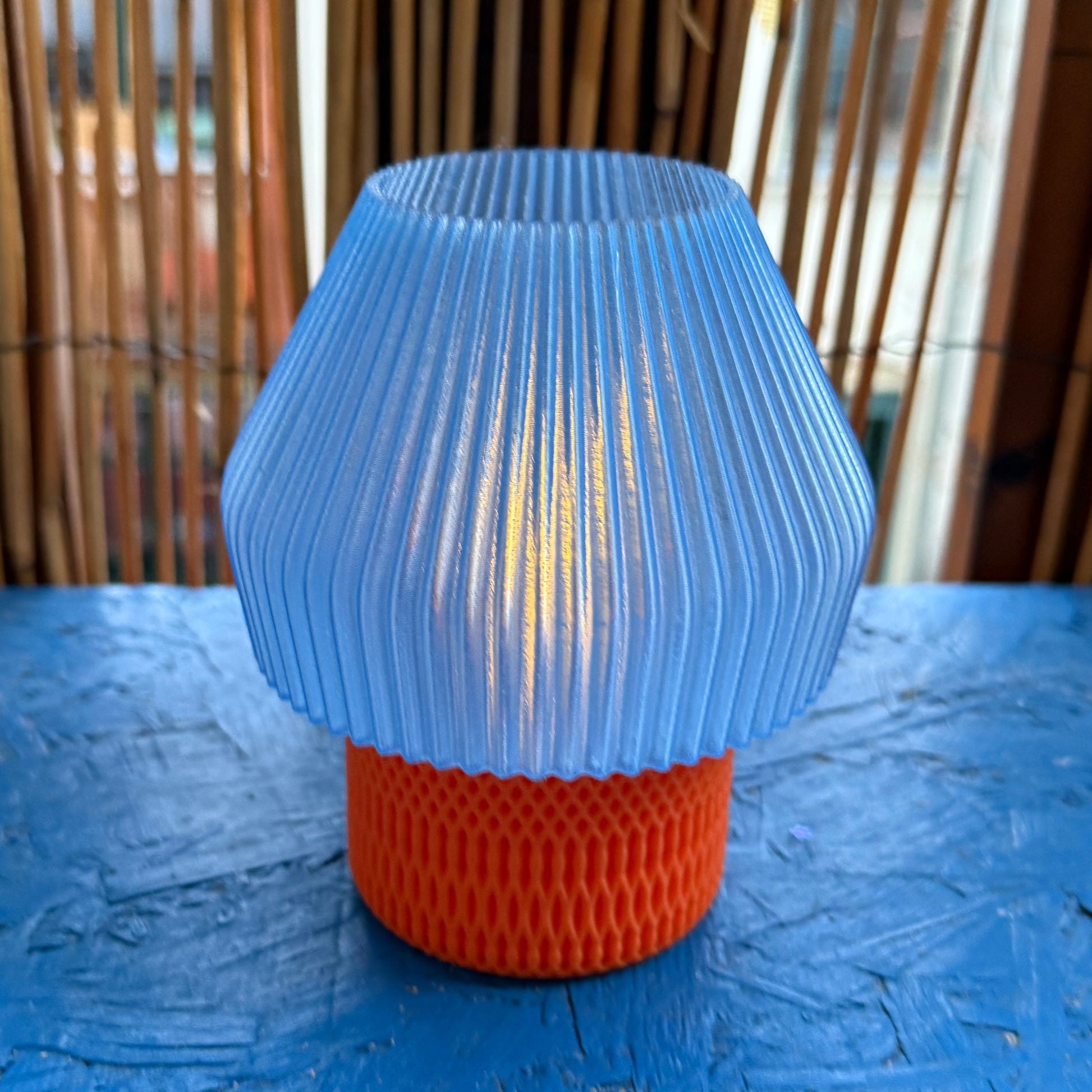 3D-gedruckte LED Lampe – Blauer Schirm & roter Fuß | Moderne Ambient-Lampe WichtigeDinge