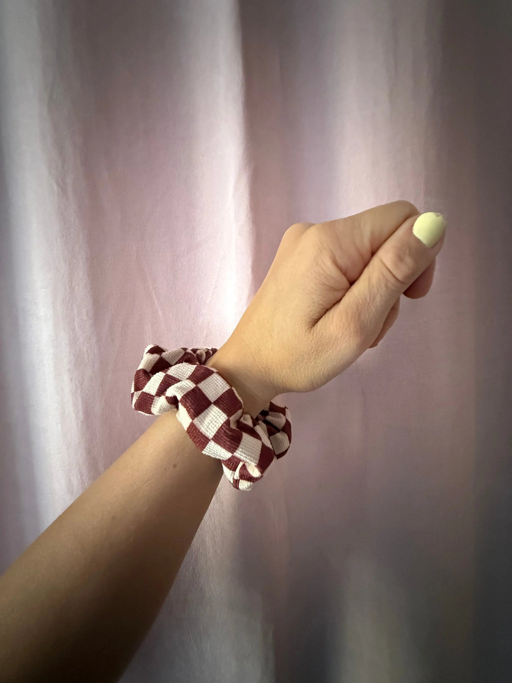 Kariertes Scrunchie Bordeauxrot - Eleganter Haargummi im Karo-Muster Mein Shop