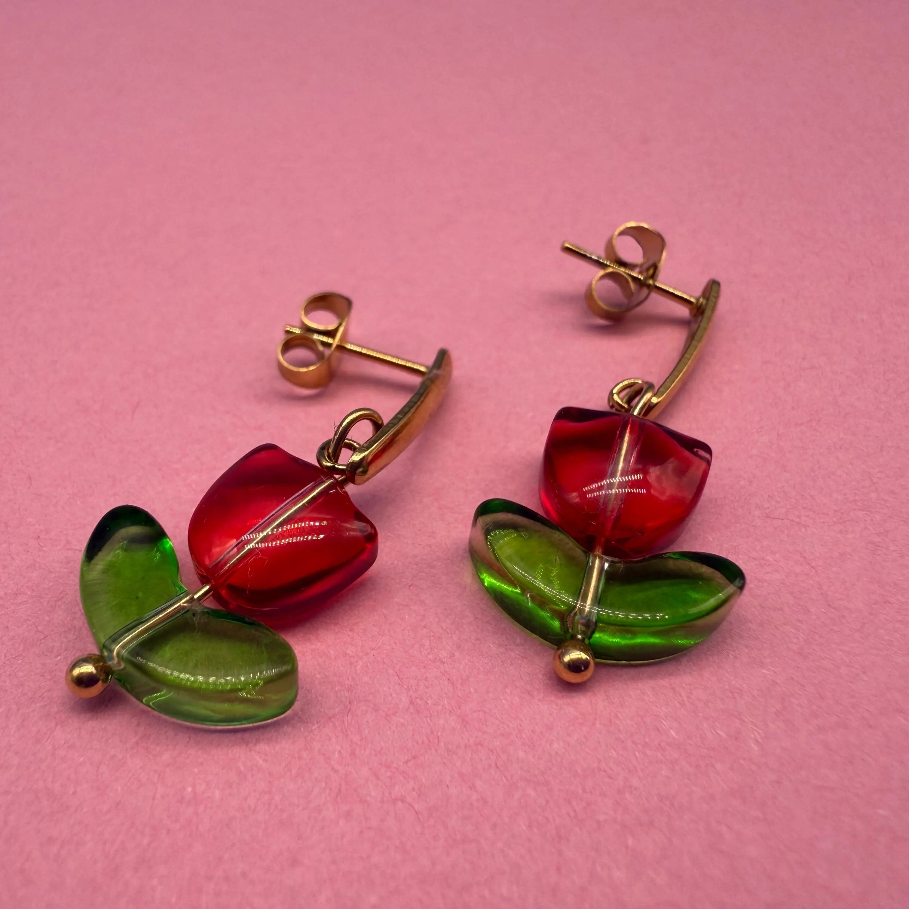 Ohrring in roter Blumenform WichtigeDinge