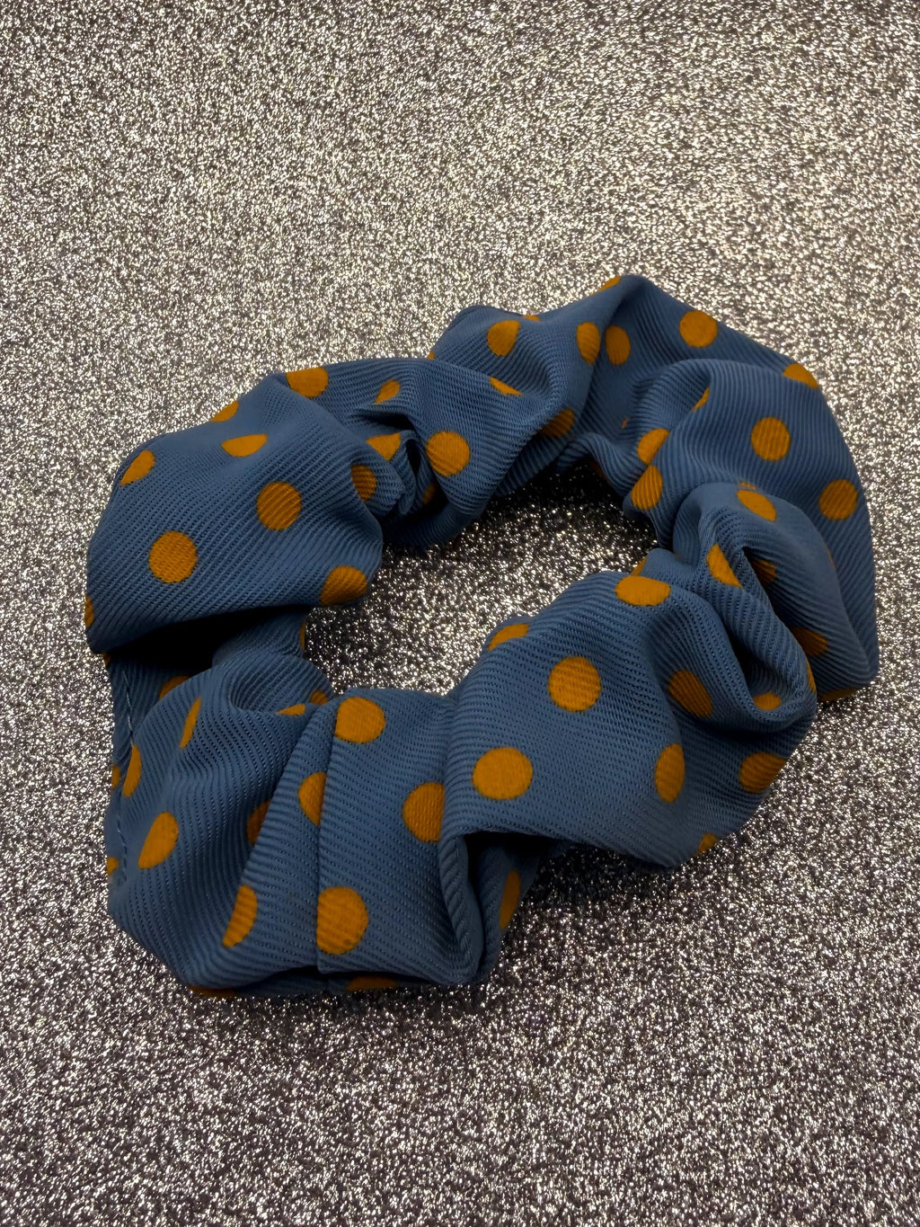 Scrunchie Blau mit Gelben Punkten – gepunktete Haargummi Mein Shop