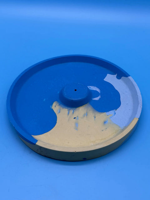 Jesmonite Räucherstäbchenhalter rund – Blau und Gelb von WichtigeDinge