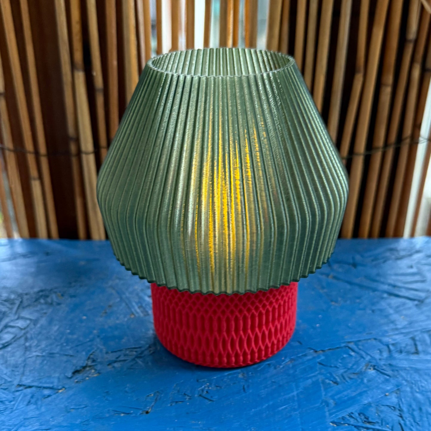 3D-gedruckte LED Teelicht Lampe – Olivgrüner spitzer Schirm & roter Fuß WichtigeDinge