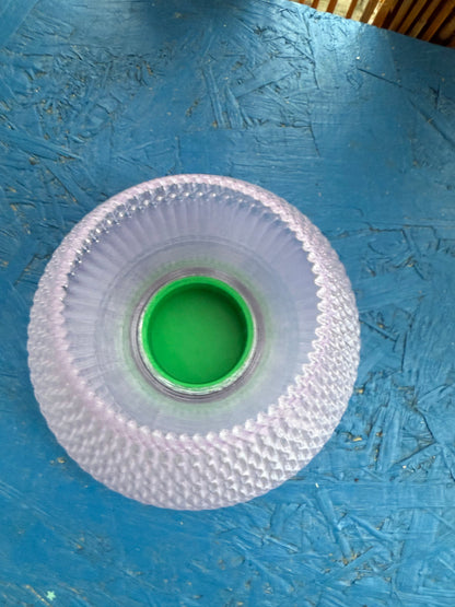 3D-gedruckte LED Teelicht Lampe – Lila spitzer Schirm & grüner Fuß WichtigeDinge