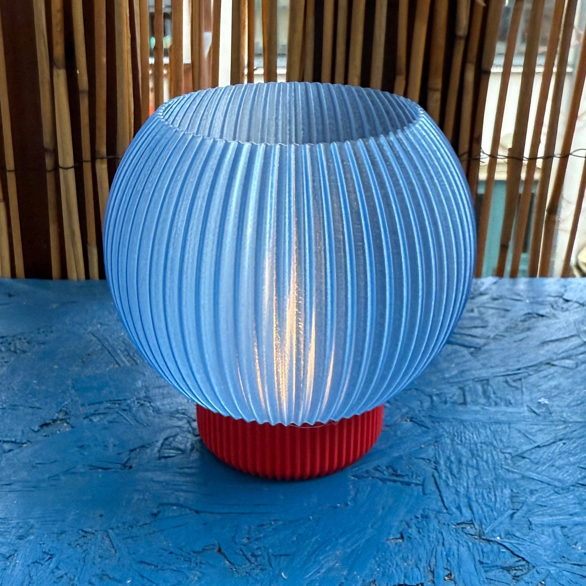 3D-gedruckte LED Lampe – Blauer runder Schirm & roter Fuß | Moderne Ambient-Lampe WichtigeDinge