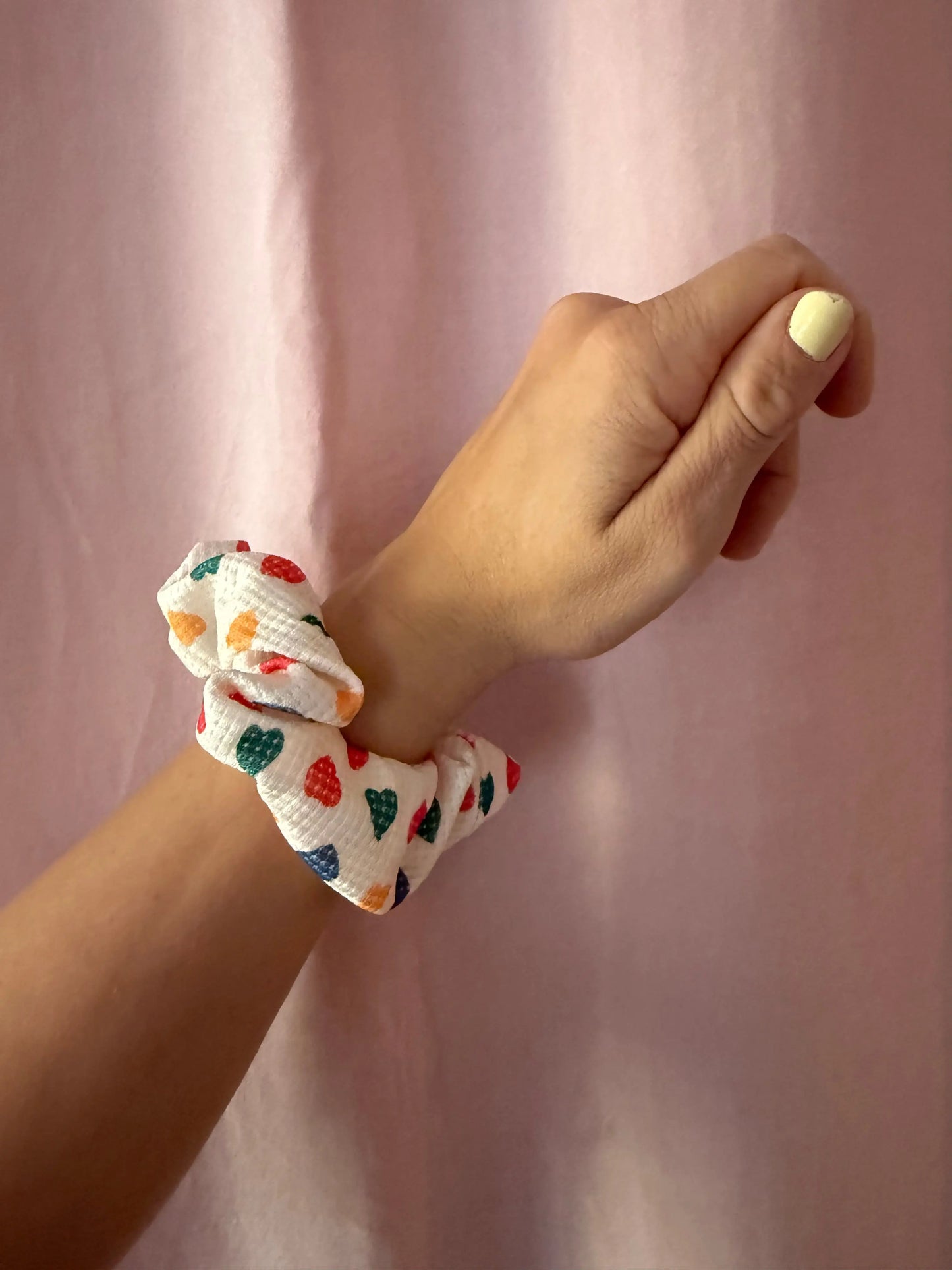 Gepunktetes Scrunchie Weiß mit bunten Punkten - Fröhlicher Polka Dot Haargummi Mein Shop