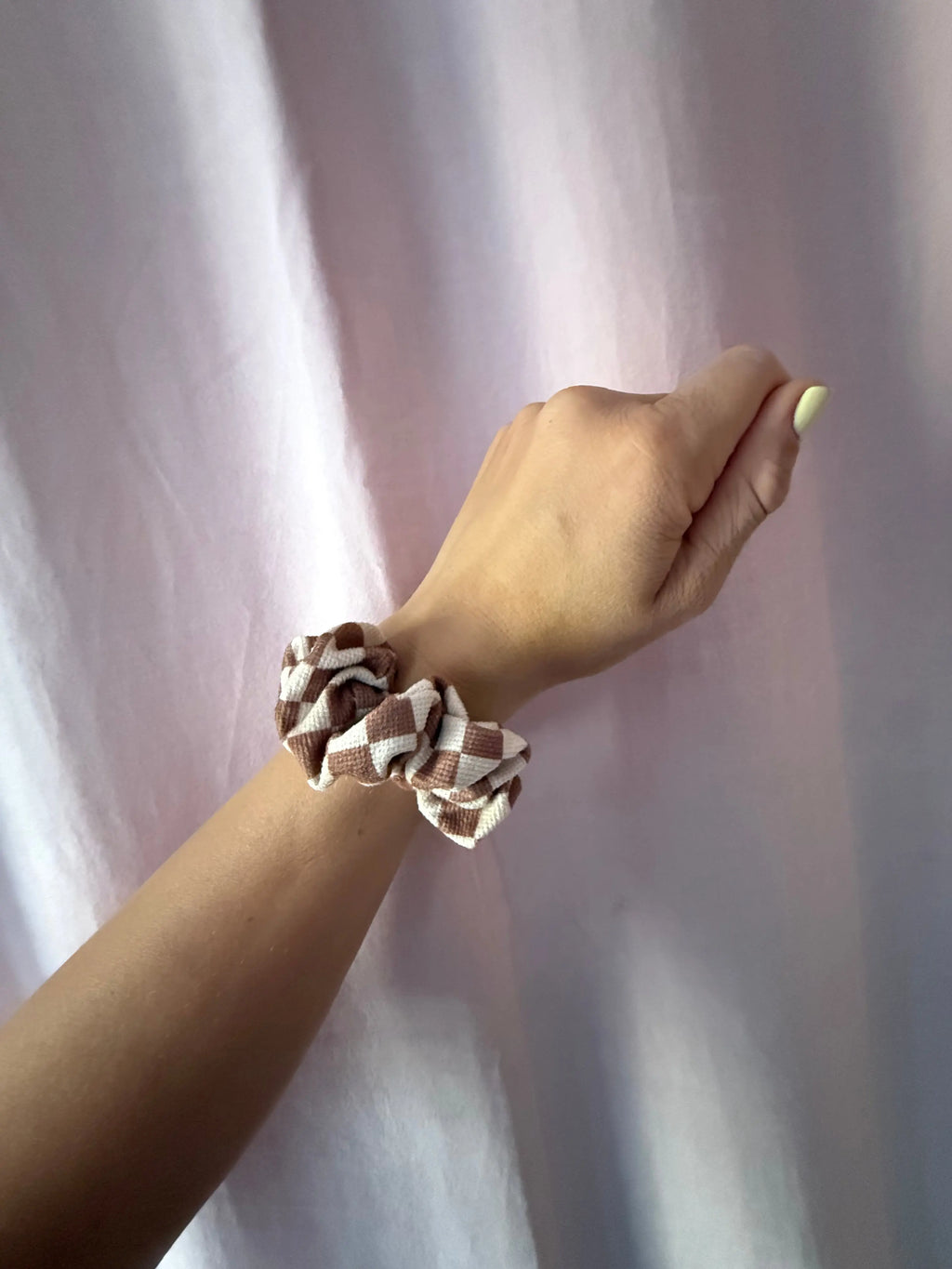 Kariertes Scrunchie Braun - Natürlicher Haargummi im Karo-Muster Mein Shop