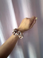 Kariertes Scrunchie Braun - Natürlicher Haargummi im Karo-Muster Mein Shop