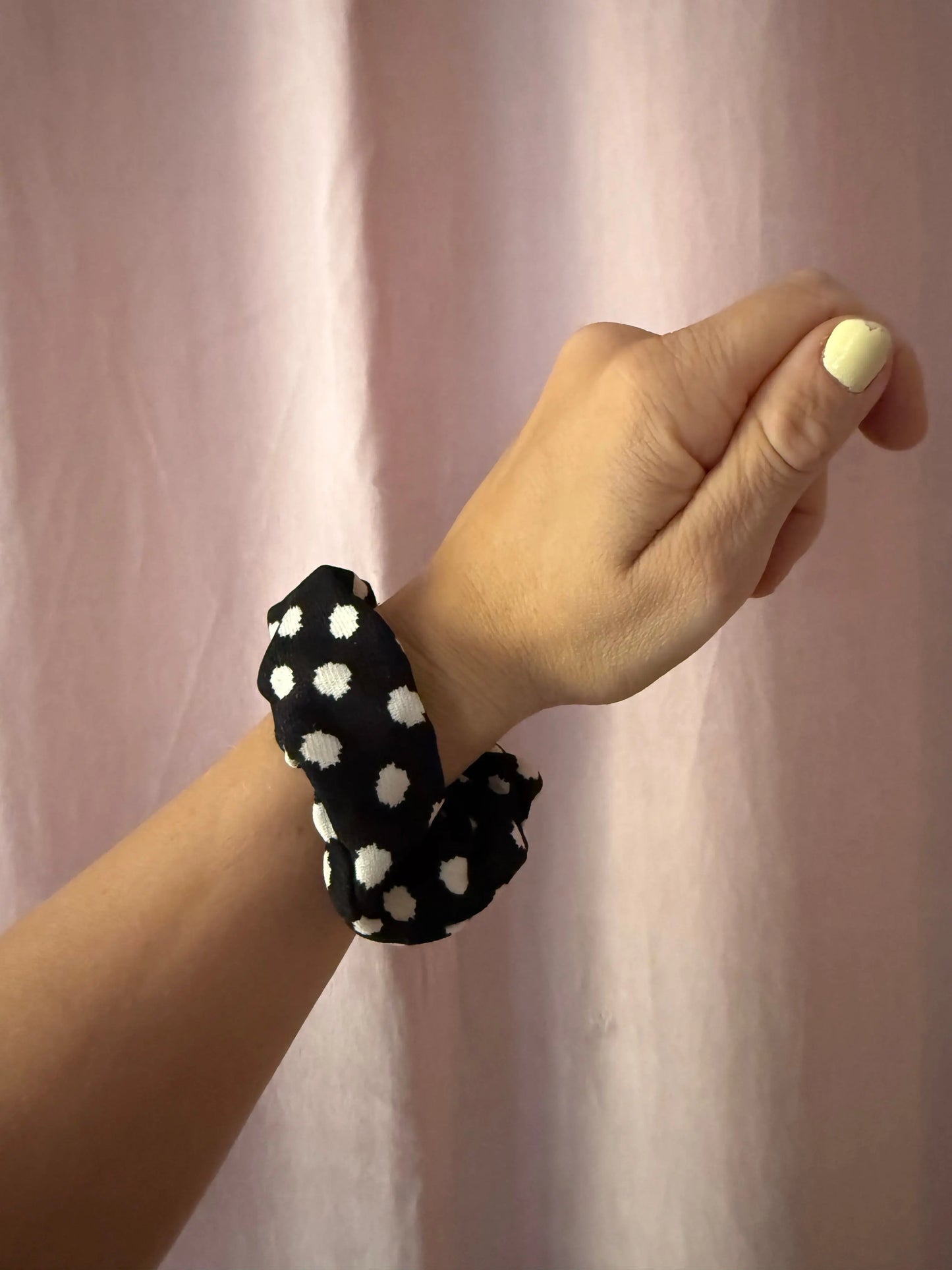 Gepunktetes Scrunchie Schwarz mit weißen Punkten - Eleganter Polka Dot Haargummi Mein Shop