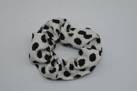 Scrunchie – Weiß mit schwarzen Punkten von WichtigeDinge