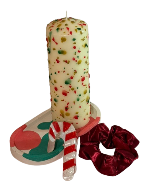 Inhalt Geschenkset Weihnachten: Stumpenkerze mit bunten Sprenkeln, Ablage, Haarklammer Zuckerstange und Scrunchie