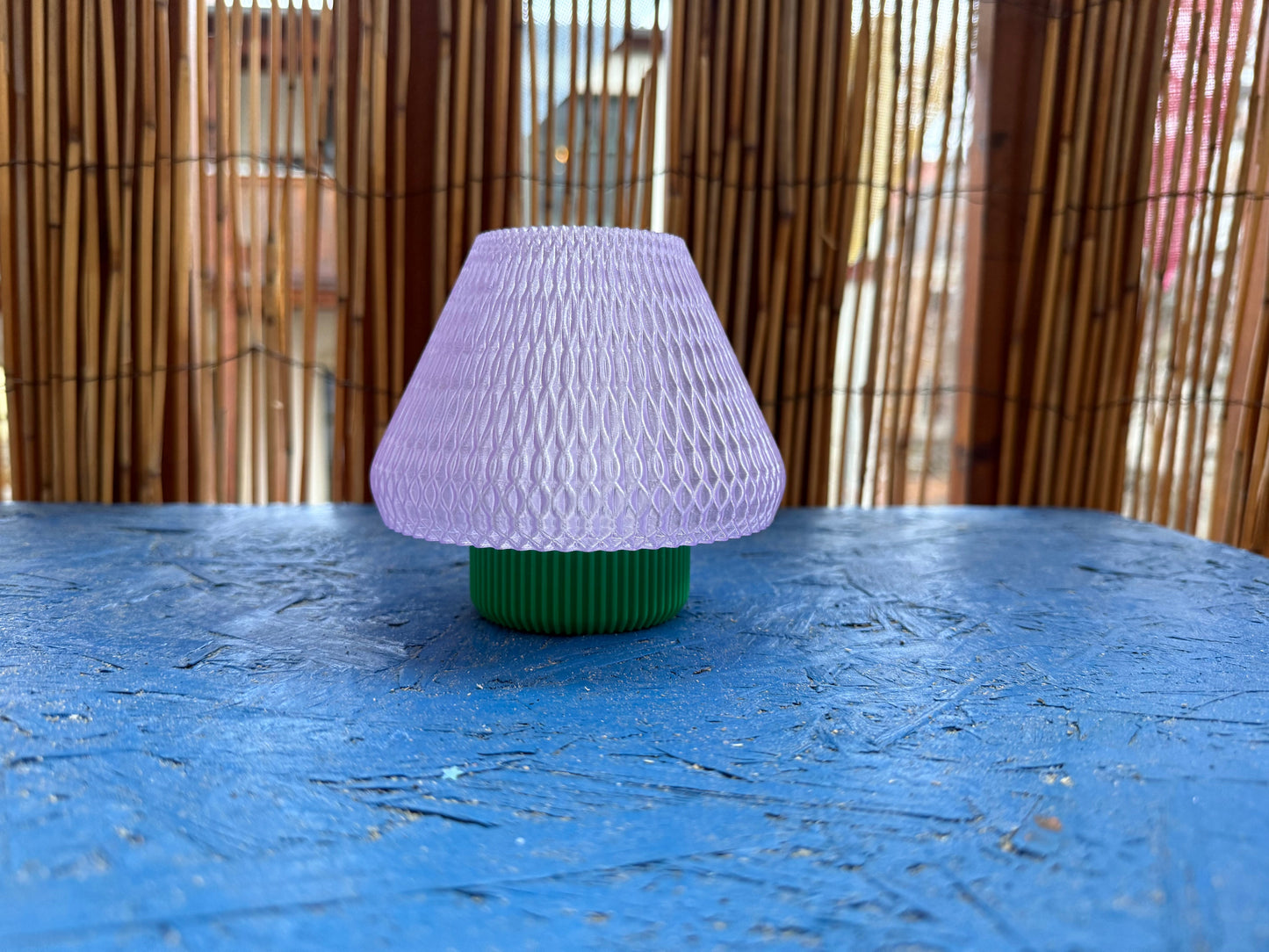 3D-gedruckte LED Teelicht Lampe – Lila spitzer Schirm & grüner Fuß WichtigeDinge