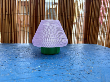 3D-gedruckte LED Teelicht Lampe – Lila spitzer Schirm & grüner Fuß WichtigeDinge