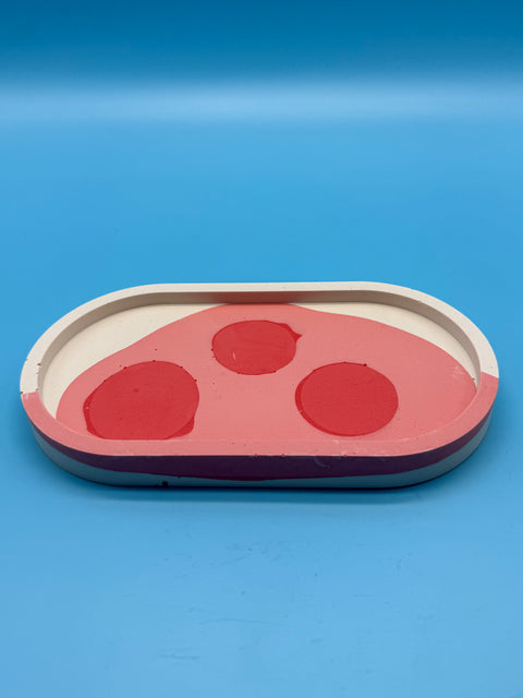 Jesmonite Ablage oval – Rosa mit roten Punkten von WichtigeDinge