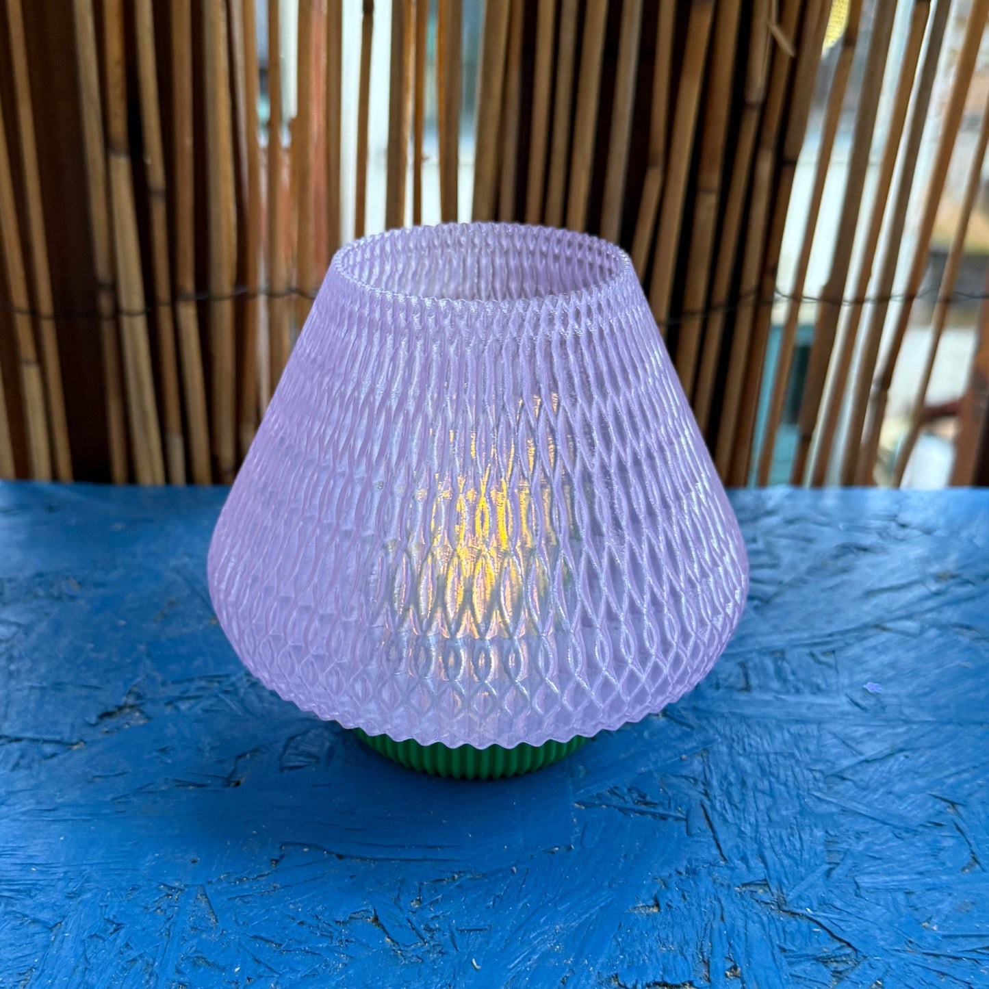 3D-gedruckte LED Teelicht Lampe – Lila spitzer Schirm & grüner Fuß WichtigeDinge