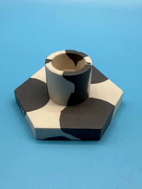 Jesmonite Kerzenständer Hexagon – Schwarz-weiße Kuhflecken von WichtigeDinge
