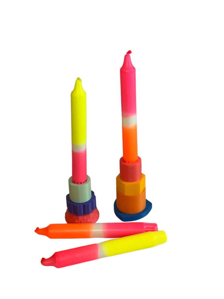 Neon Dip Dye Stabkerzen in Gelb, Pink und Orange in bunten 3D-Kerzenständern