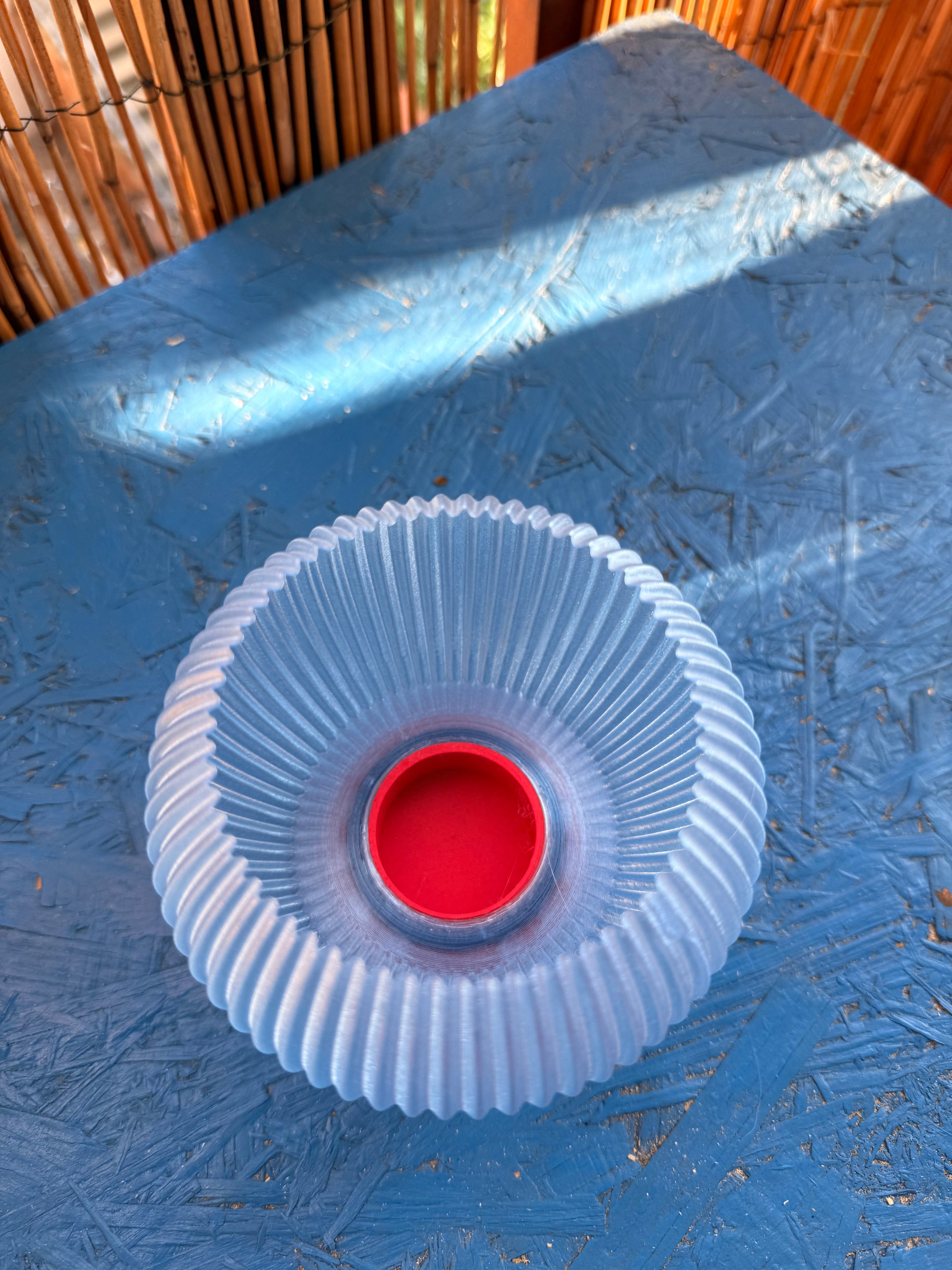 blauer Schirm und roter Fuß (Kopie) WichtigeDinge