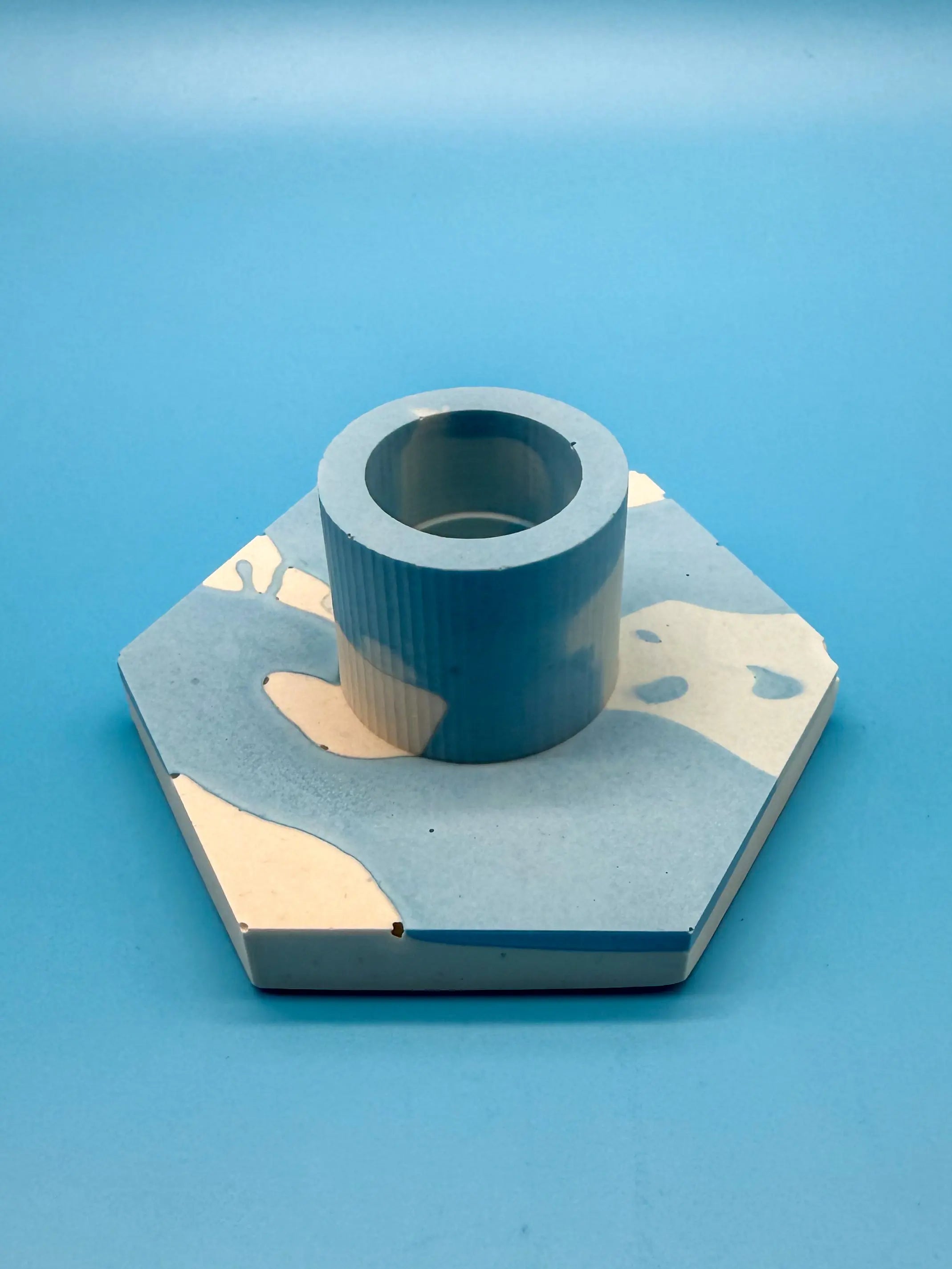 Handgemachte Jesmonite Kerzenständer Hexagon - Wolkiges Weiß und Blau Mein Shop