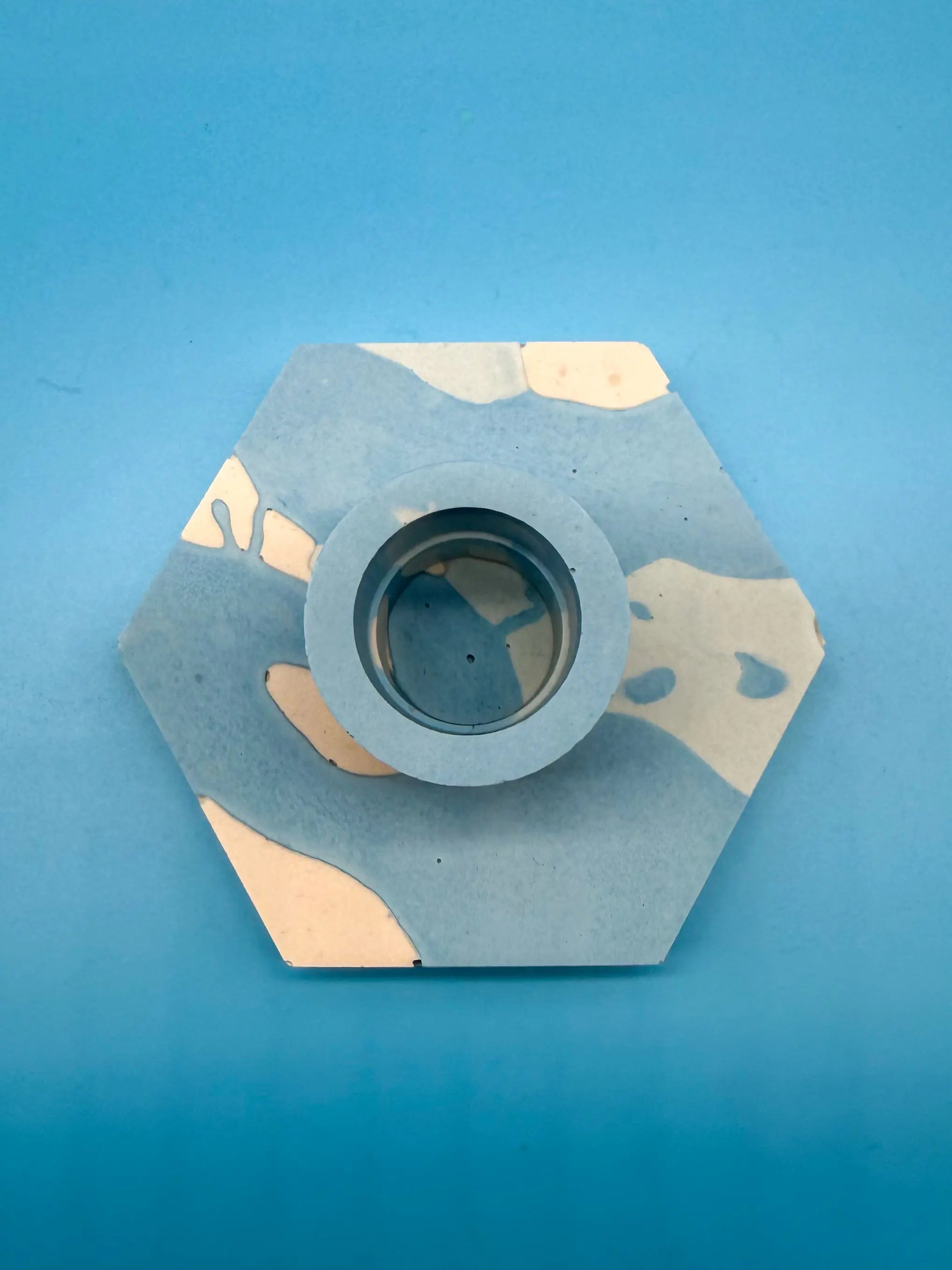 Handgemachte Jesmonite Kerzenständer Hexagon - Wolkiges Weiß und Blau Mein Shop