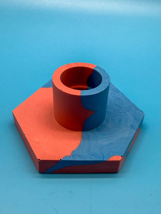 Handgemachte Jesmonite Kerzenständer Hexagon - Knalliges Rot und Blau Mein Shop