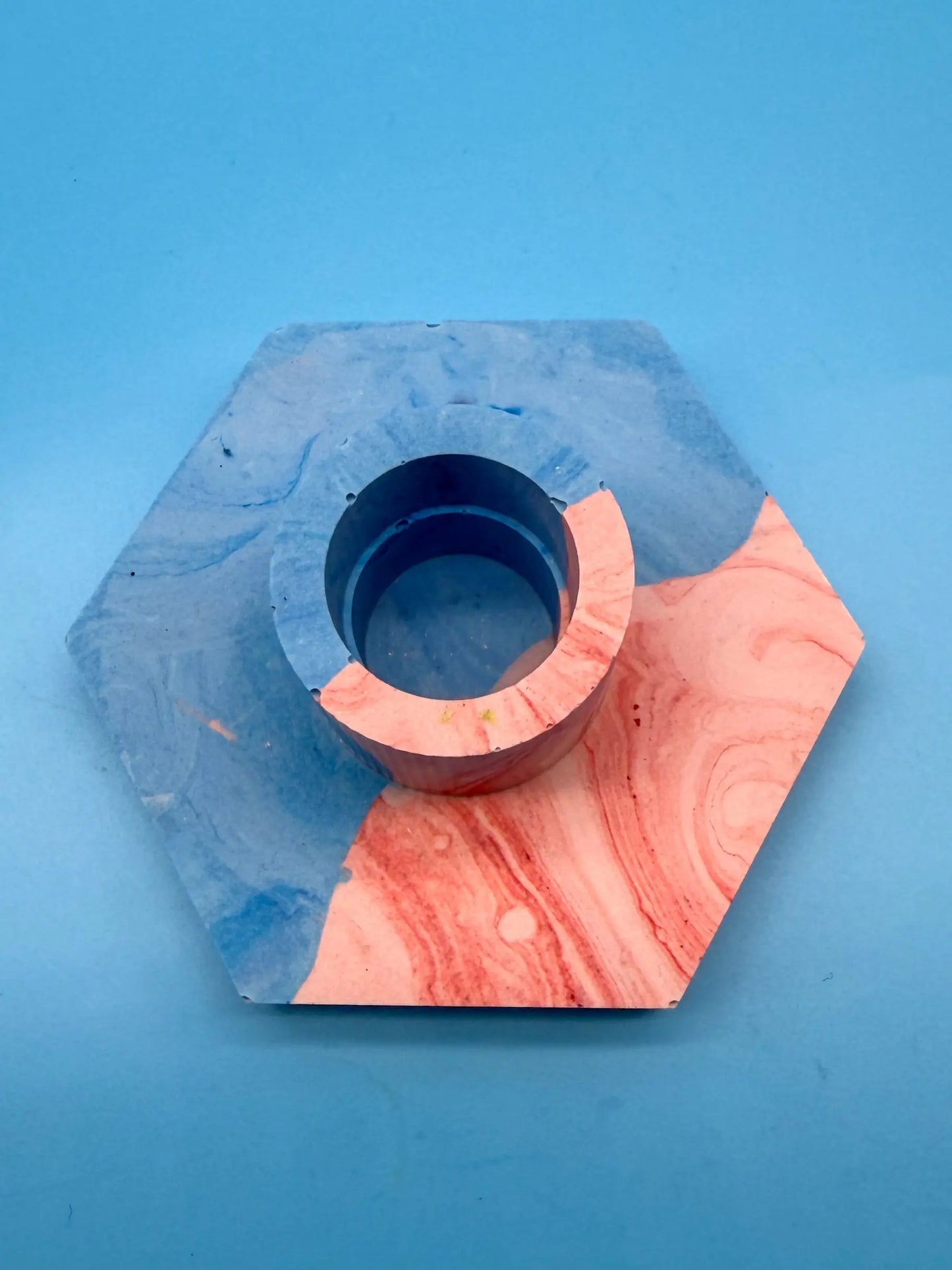 Handgemachte Jesmonite Kerzenständer Hexagon - Marmoriertes Rot und Blau Mein Shop