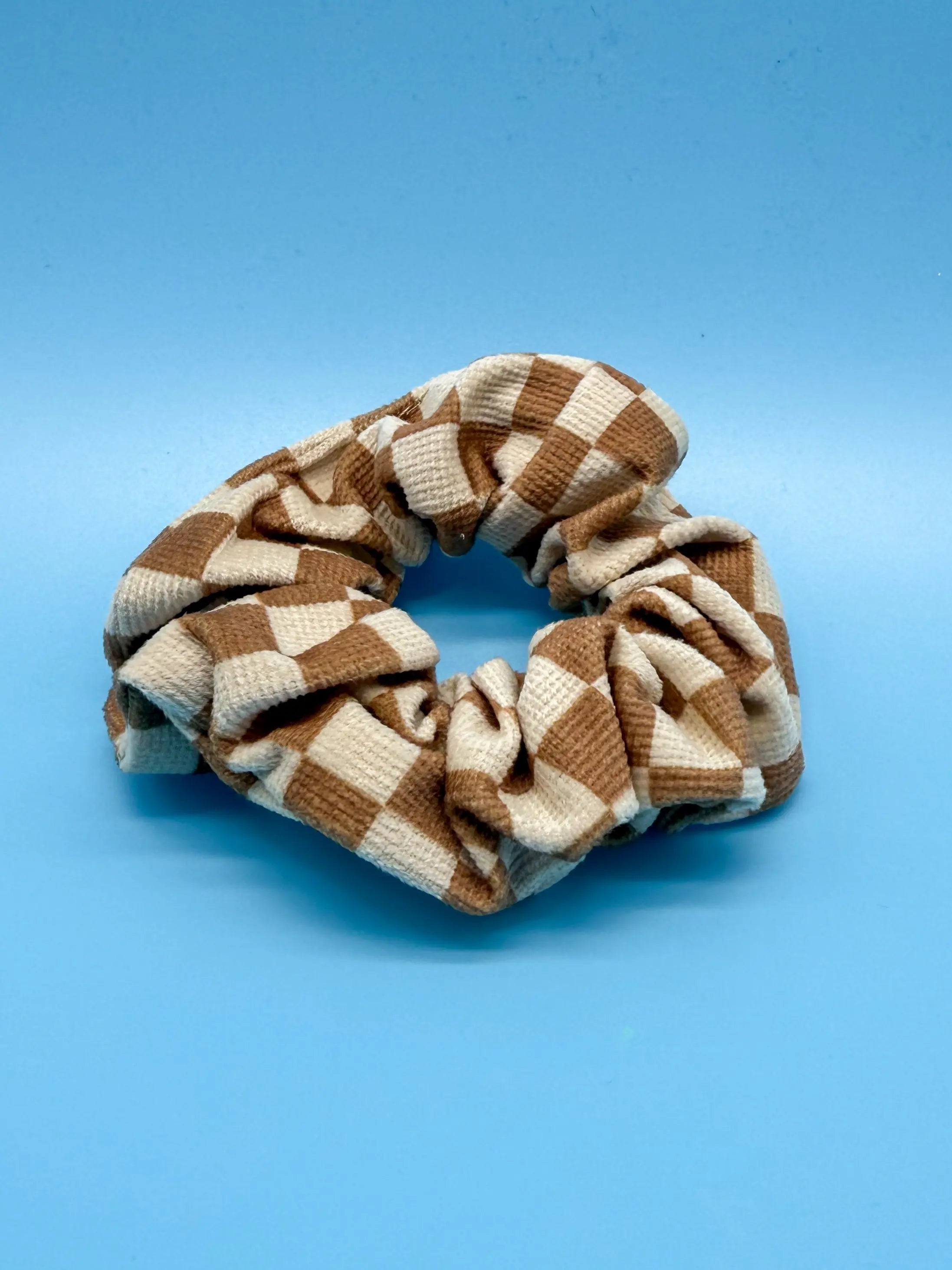 Kariertes Scrunchie Braun - Natürlicher Haargummi im Karo-Muster Mein Shop